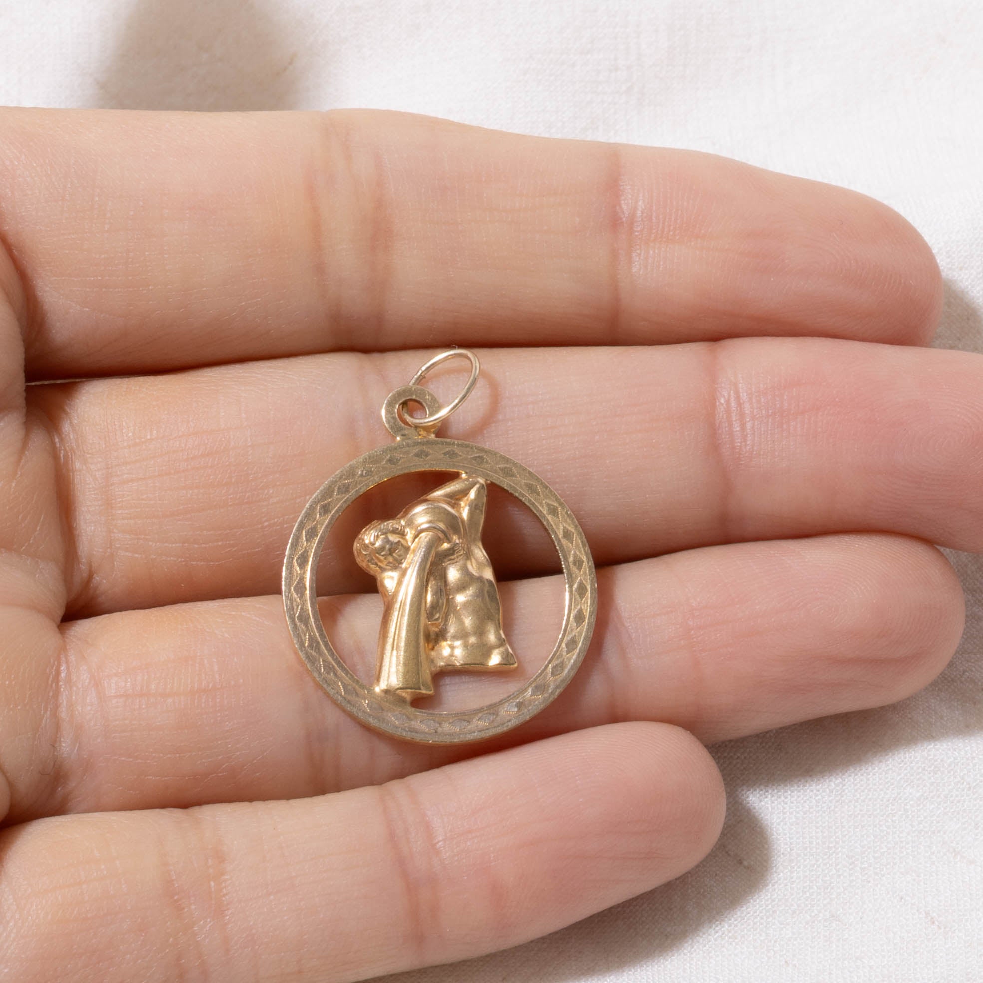 10k Aquarius Zodiac Pendant
