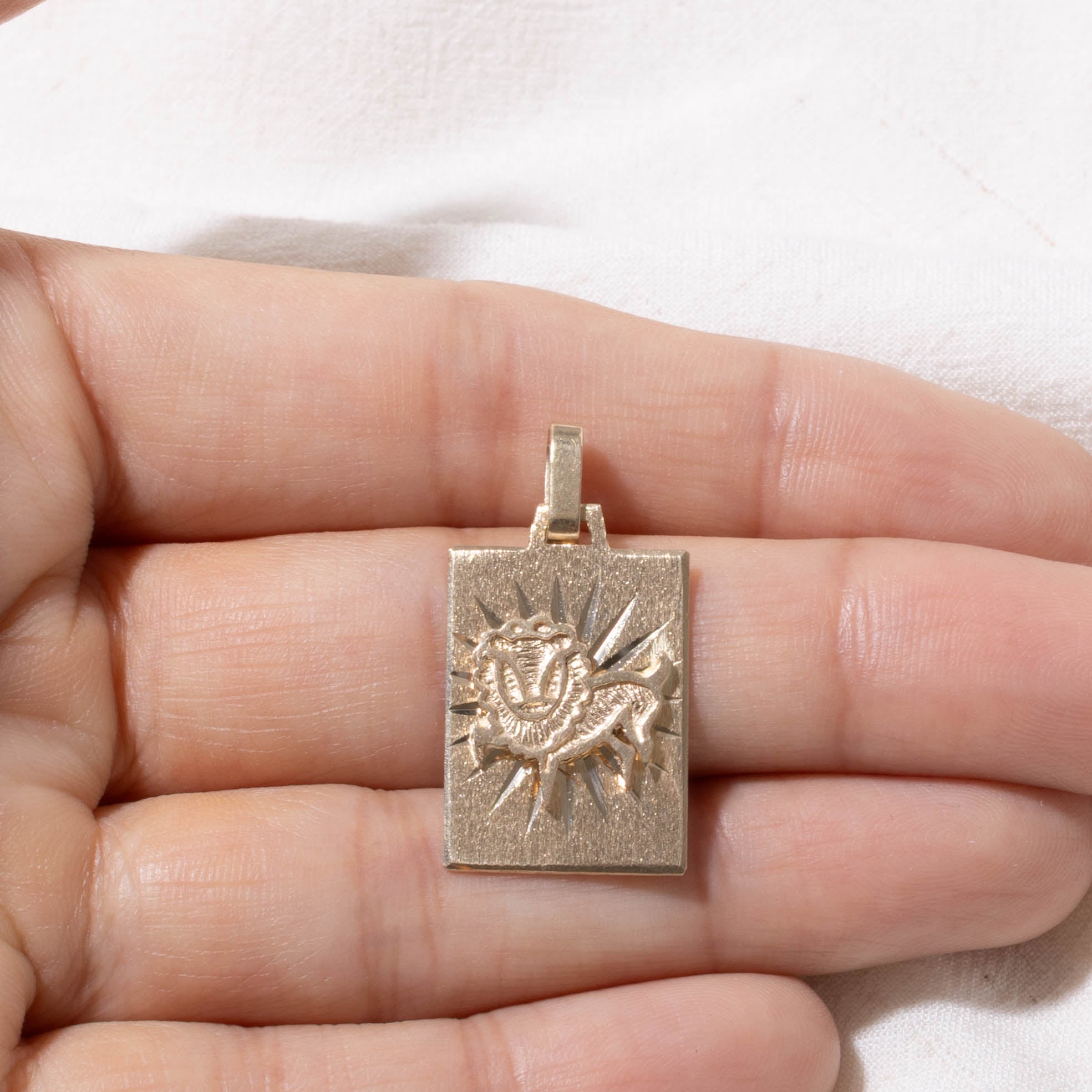 10k Leo Zodiac Pendant