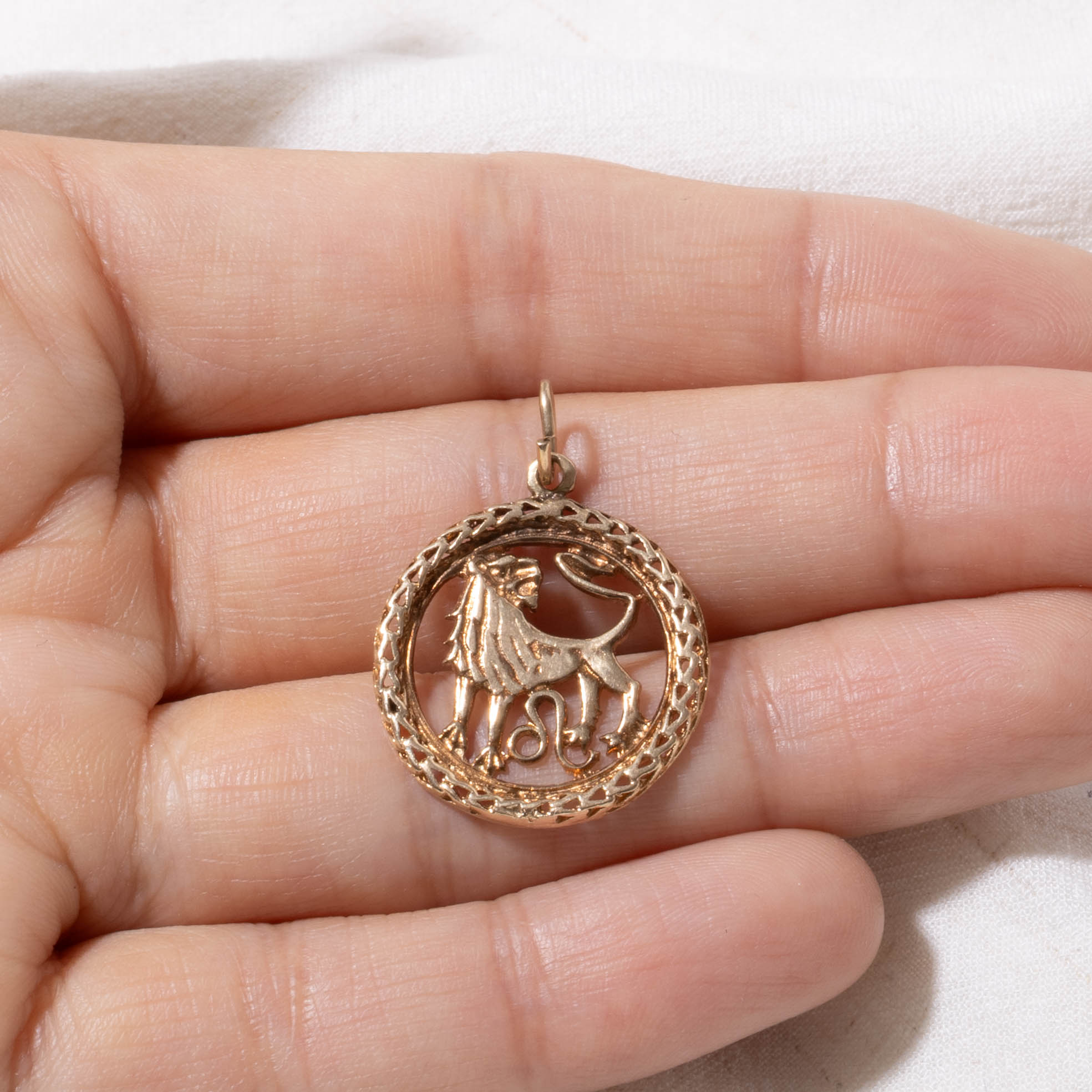 10k Leo Zodiac Pendant