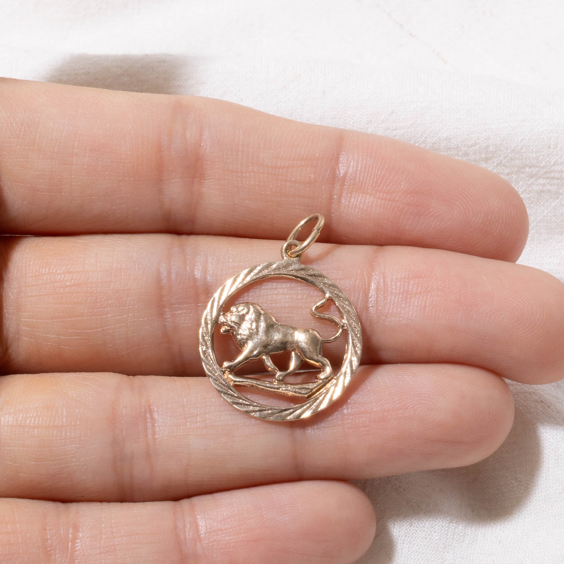 10k Leo Zodiac Pendant