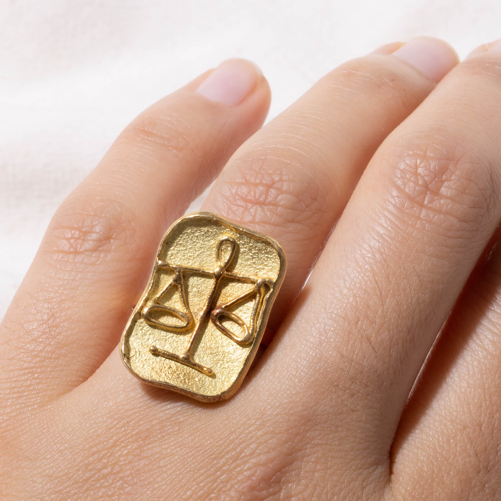 18k Libra Zodiac Ring | SZ 7.25