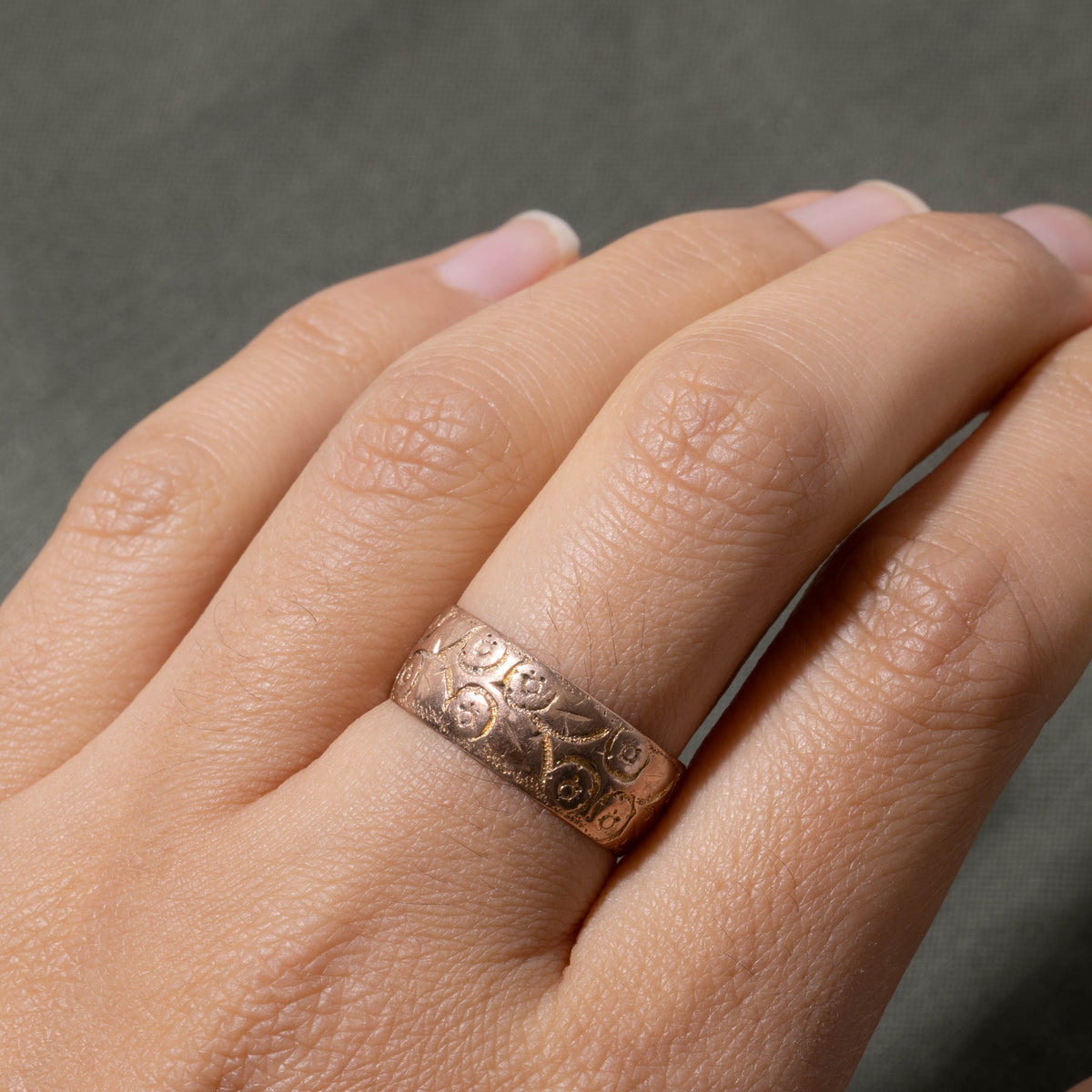 1912 Birmingham Yellow Gold Embossed Band | 7.6mm | SZ 8