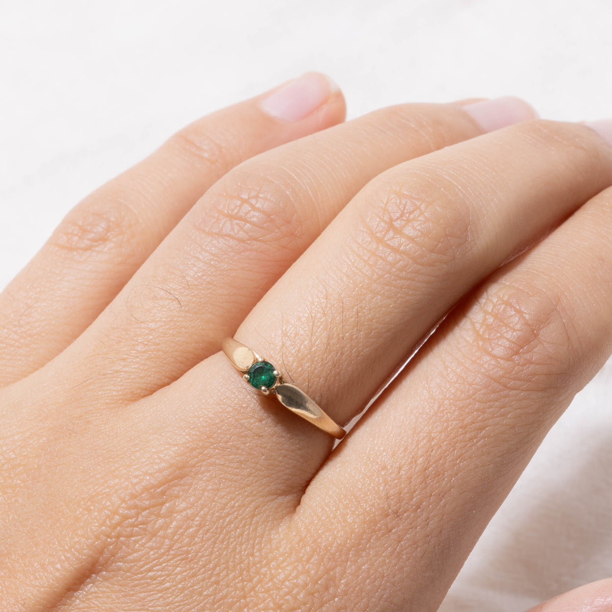 10k Solitaire Round Cut Synthetic Emerald Ring | SZ 6.75