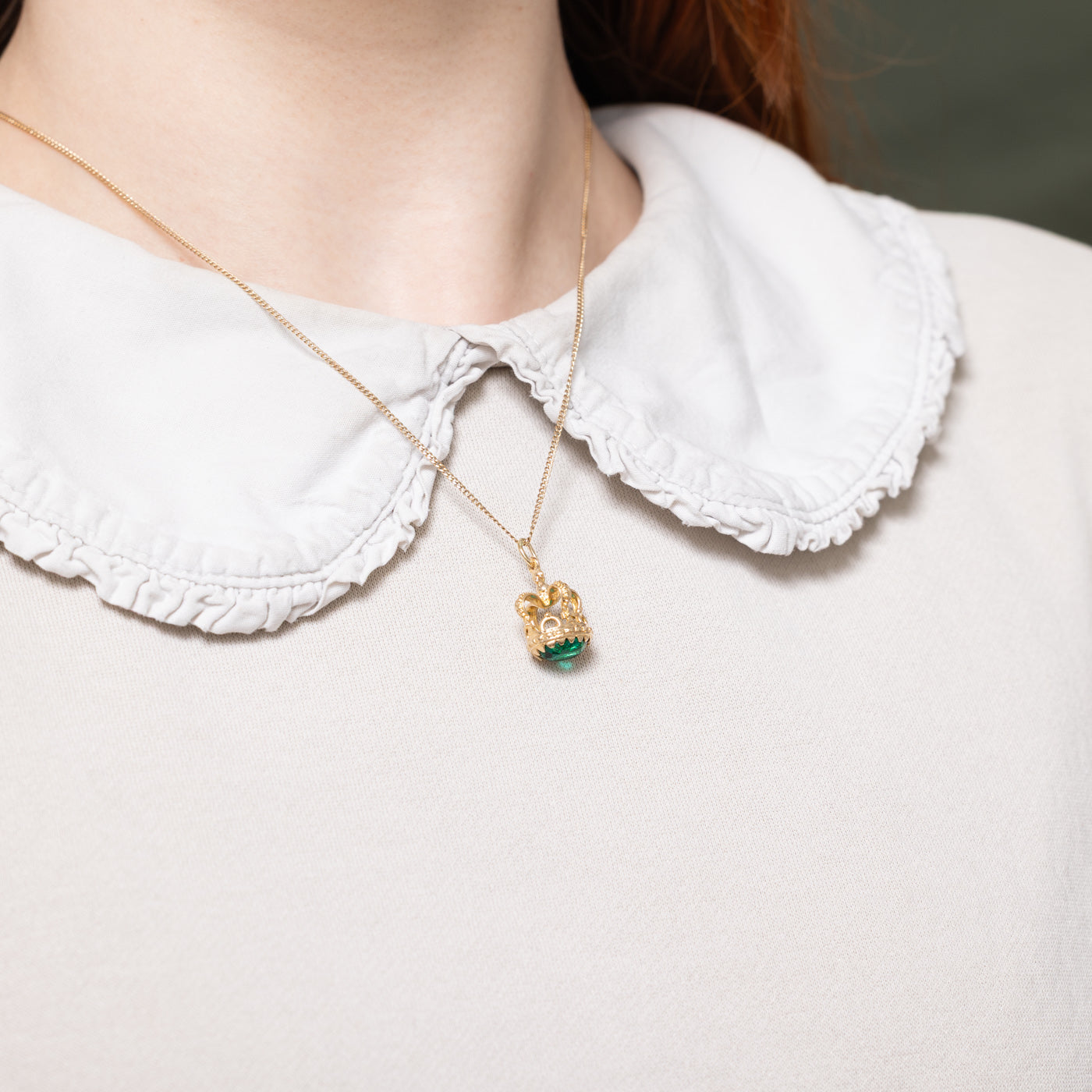 Breloque couronne ornée en verre vert 14 carats | 2,75 ct