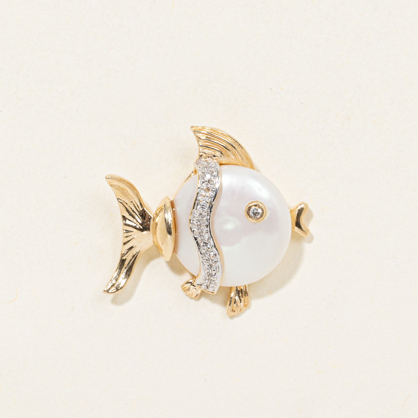 Pendentif poisson texturé en or 14 carats, diamants et perles | 0,03 ct