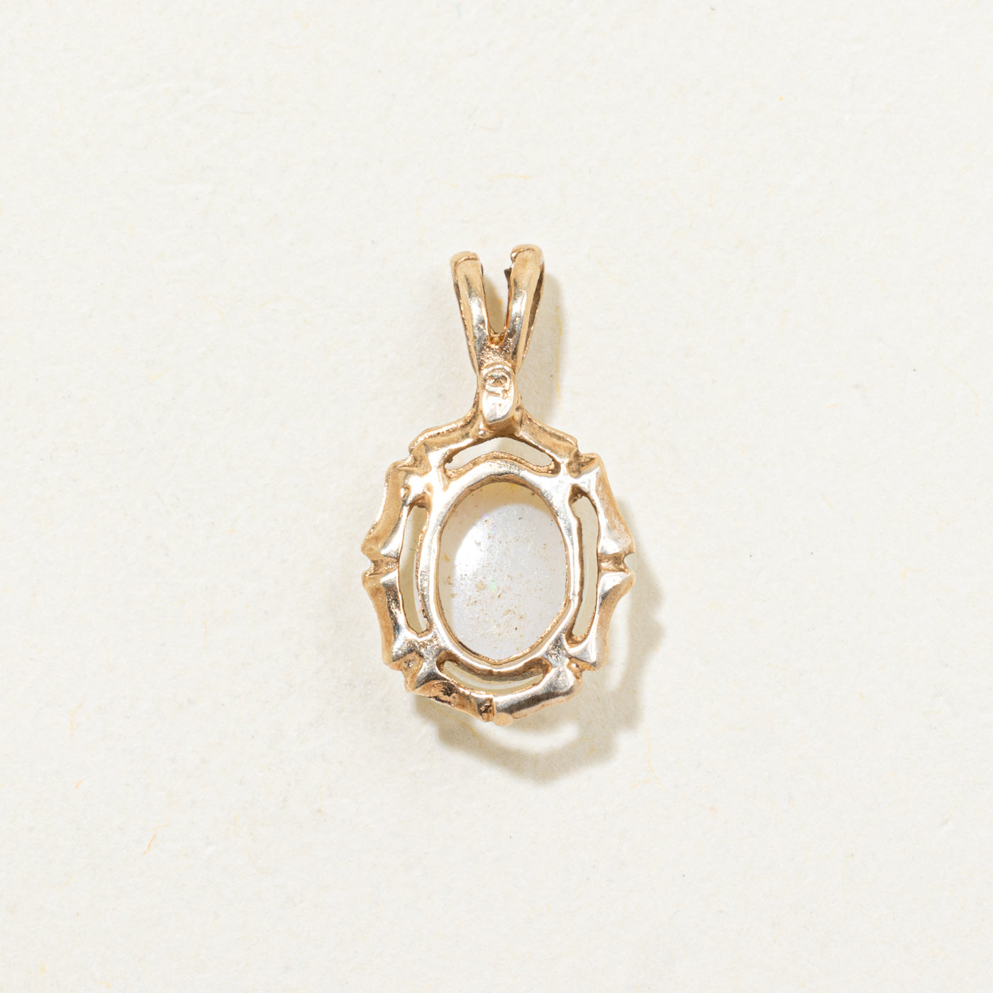 Pendentif texturé en opale cabochon 9K | 0,65 ct