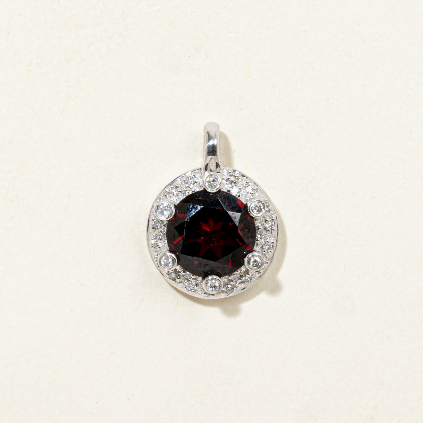 Pendentif halo en or 18 carats, grenat et diamants | 2,00 ct, 0,11 ct au total