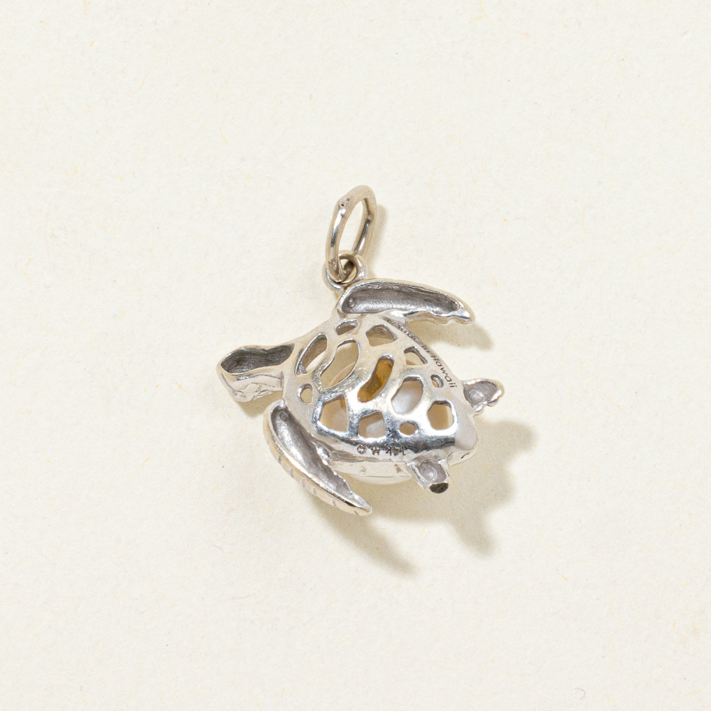 Breloque tortue en or blanc 14 carats et perle