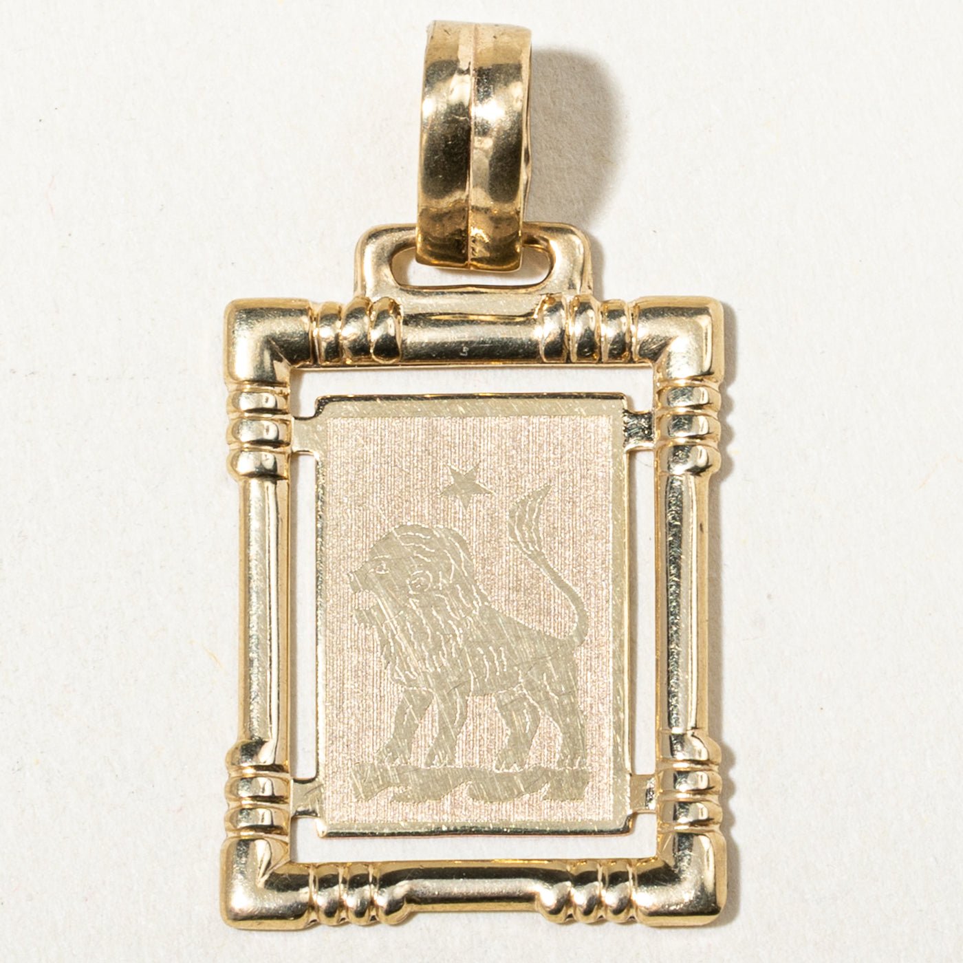 14k Yellow Gold Grooved Leo Zodiac Circle Pendant