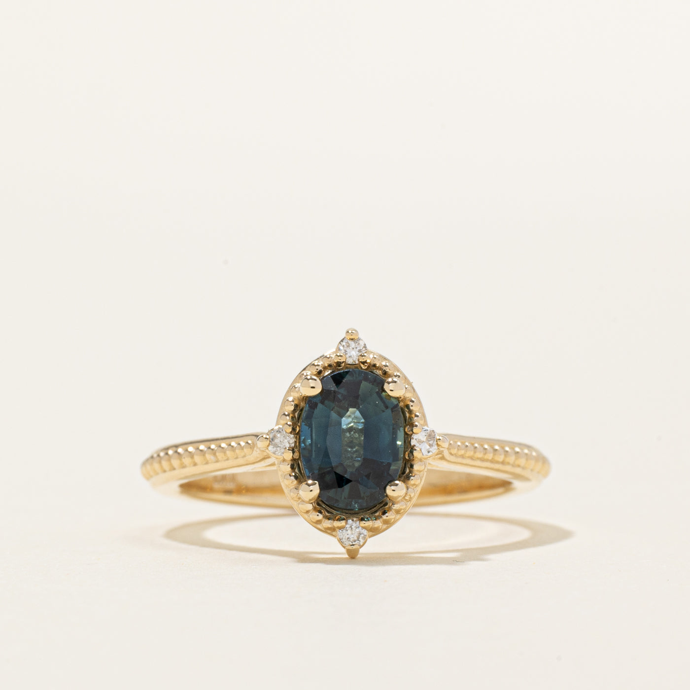 Bague « 100 façons » en saphir et diamants sertis millegrain | 0,84 ct, 0,04 ct au total | Taille 7