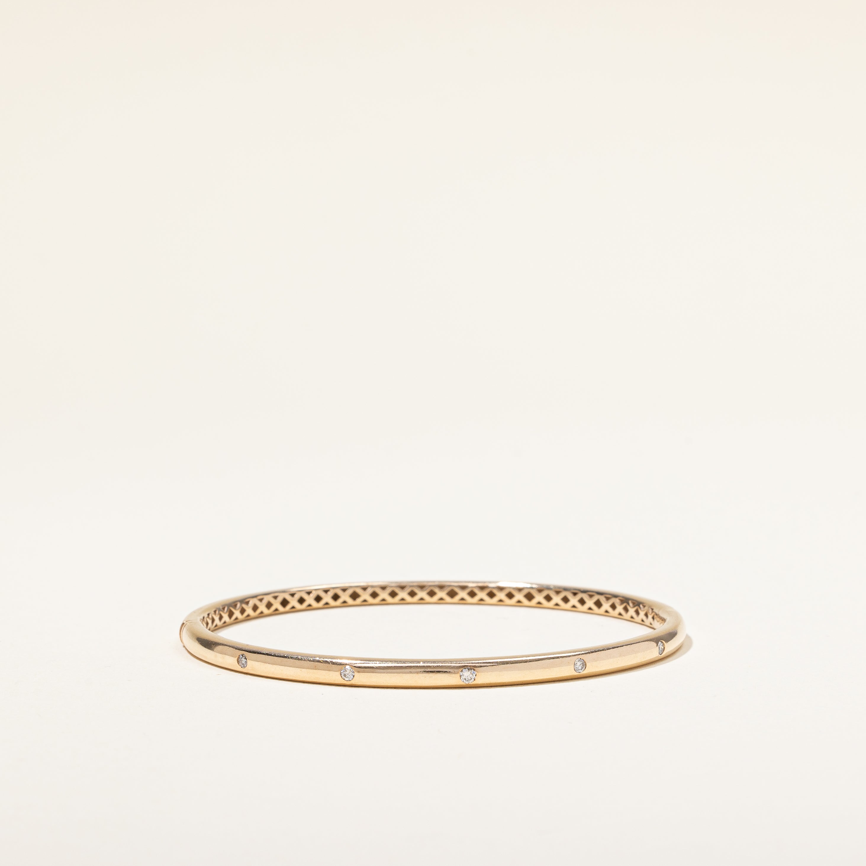 Bracelet jonc serti de diamants | 0,10 ct | 17,8 cm | 