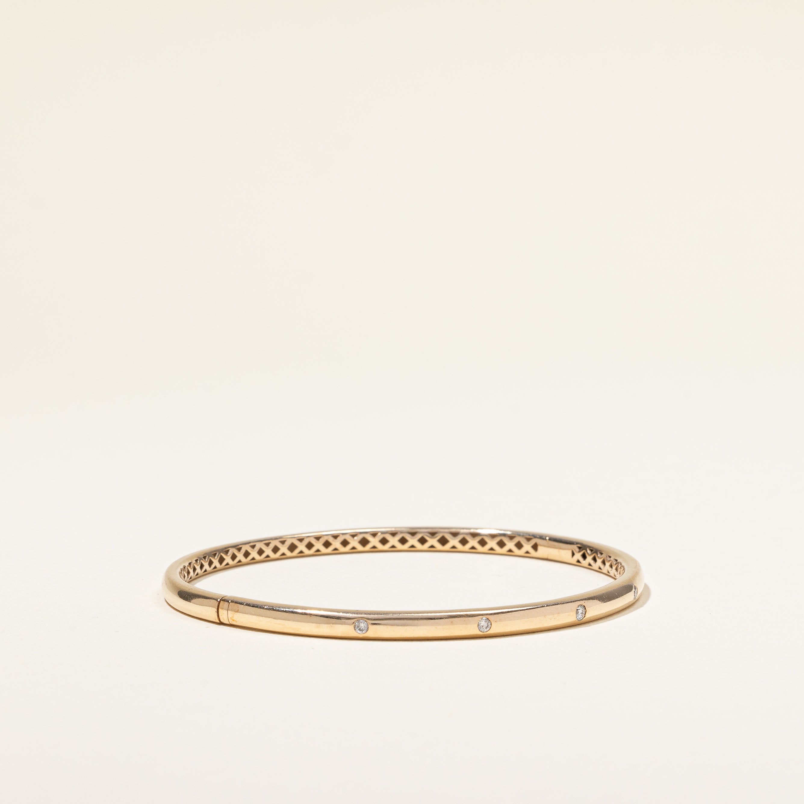 Bracelet jonc serti de diamants | 0,10 ct | 17,8 cm | 