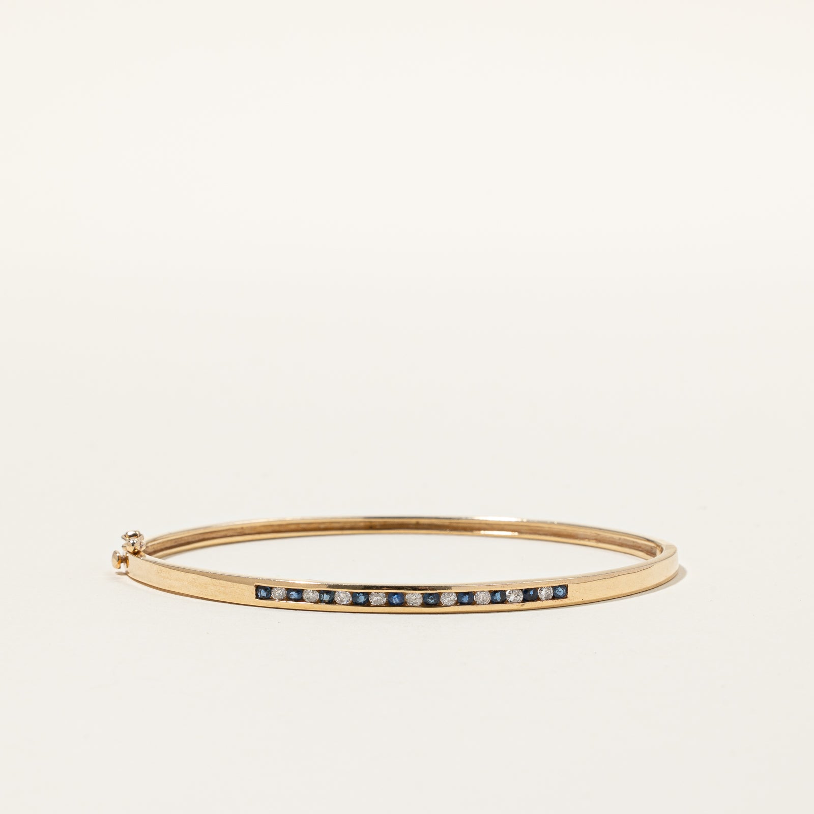 Bracelet en or jaune 10 carats, saphirs bleus et diamants | 0,41 ct au total, 0,24 ct au total | 12,7 cm | 