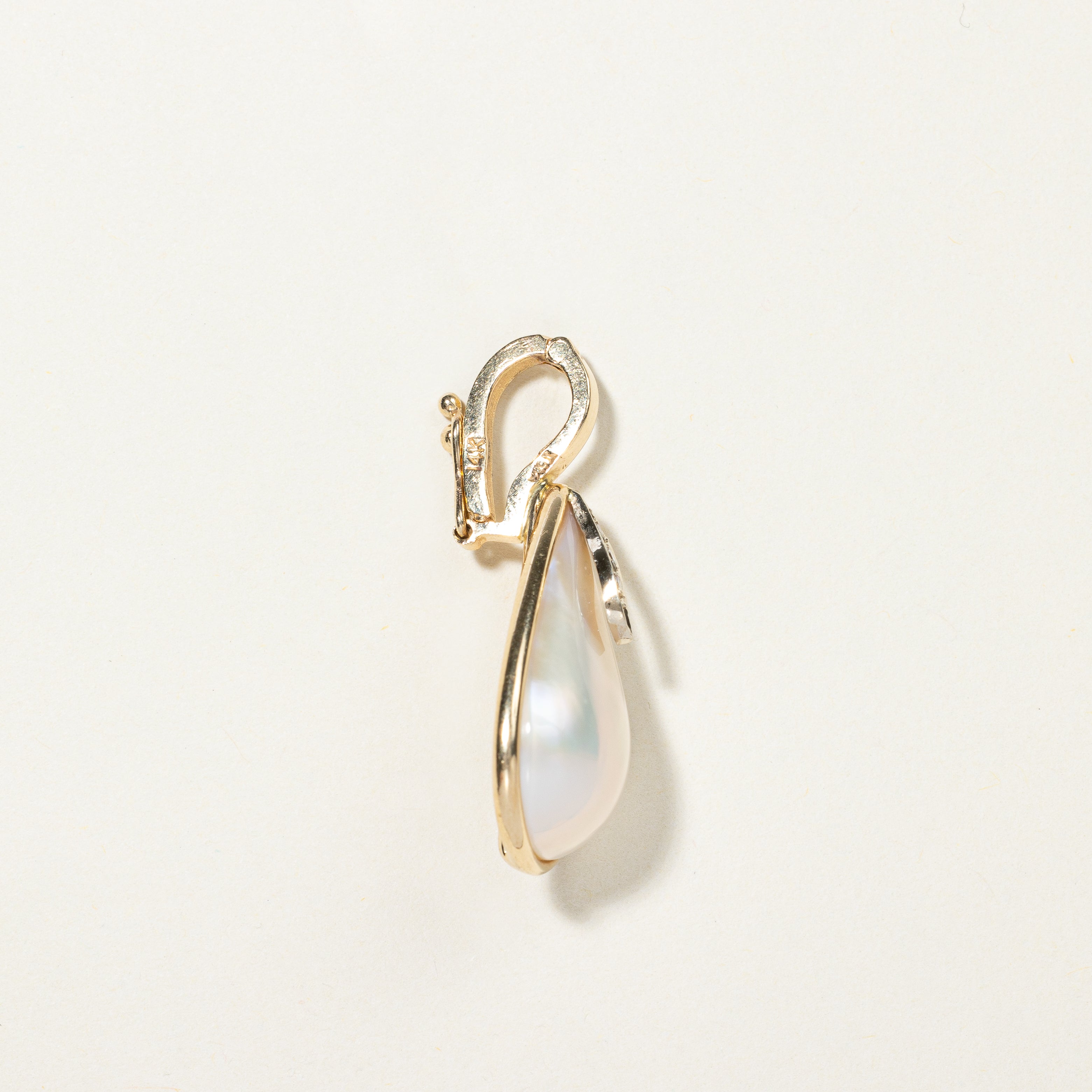 Pendentif goutte Mabe en perle et diamant | 0,03 ct | 