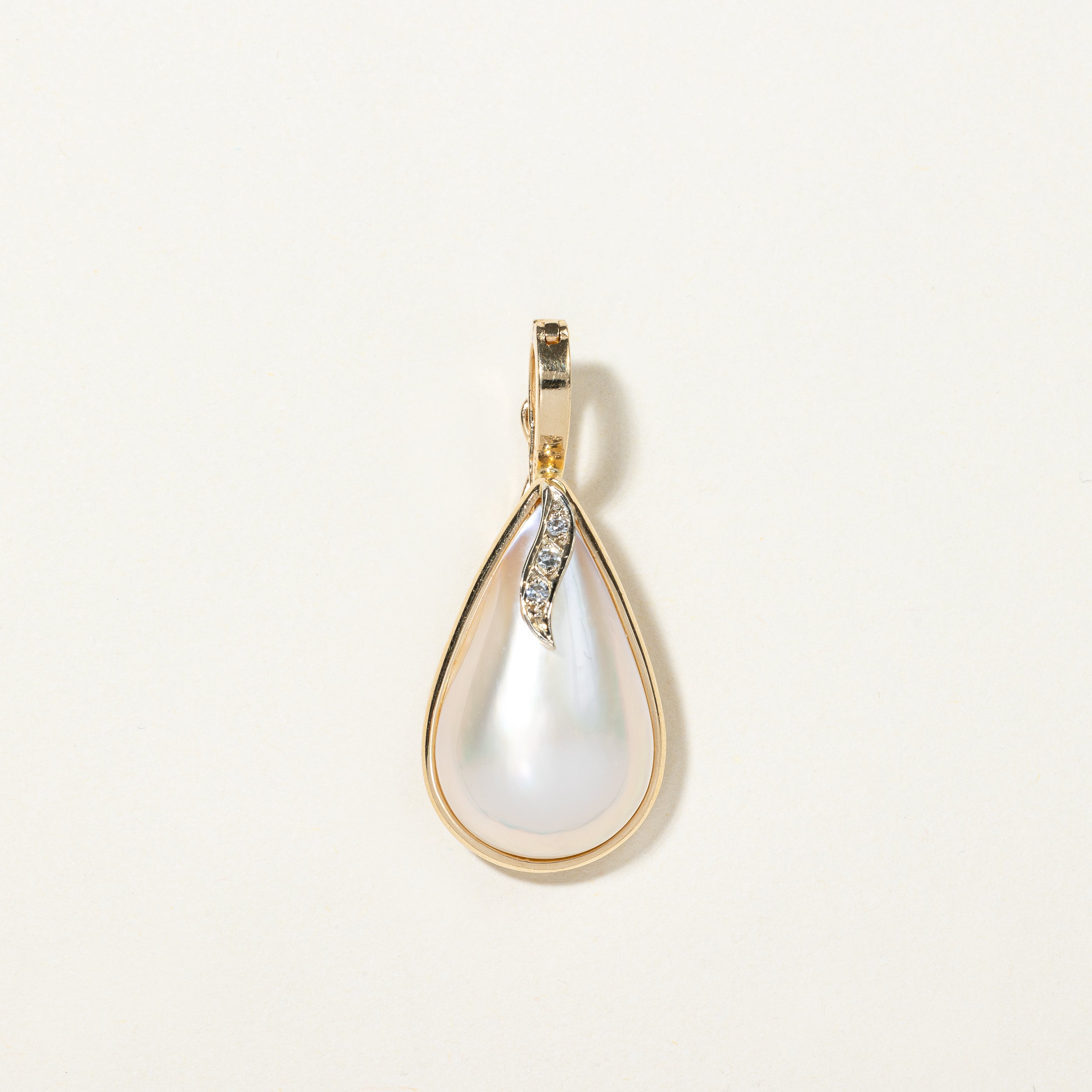 Pendentif goutte Mabe en perle et diamant | 0,03 ct | 