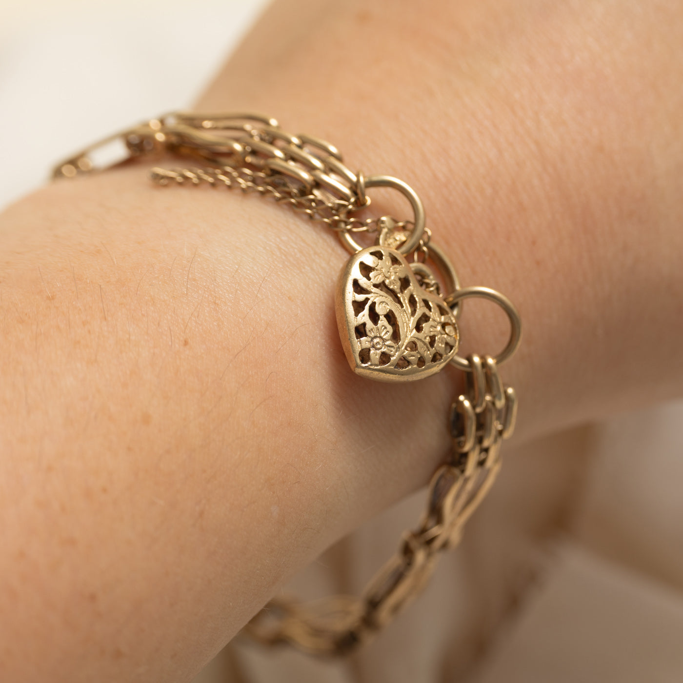 9k Yellow Gold Floral Heart Lock Charm Bracelet | 10"