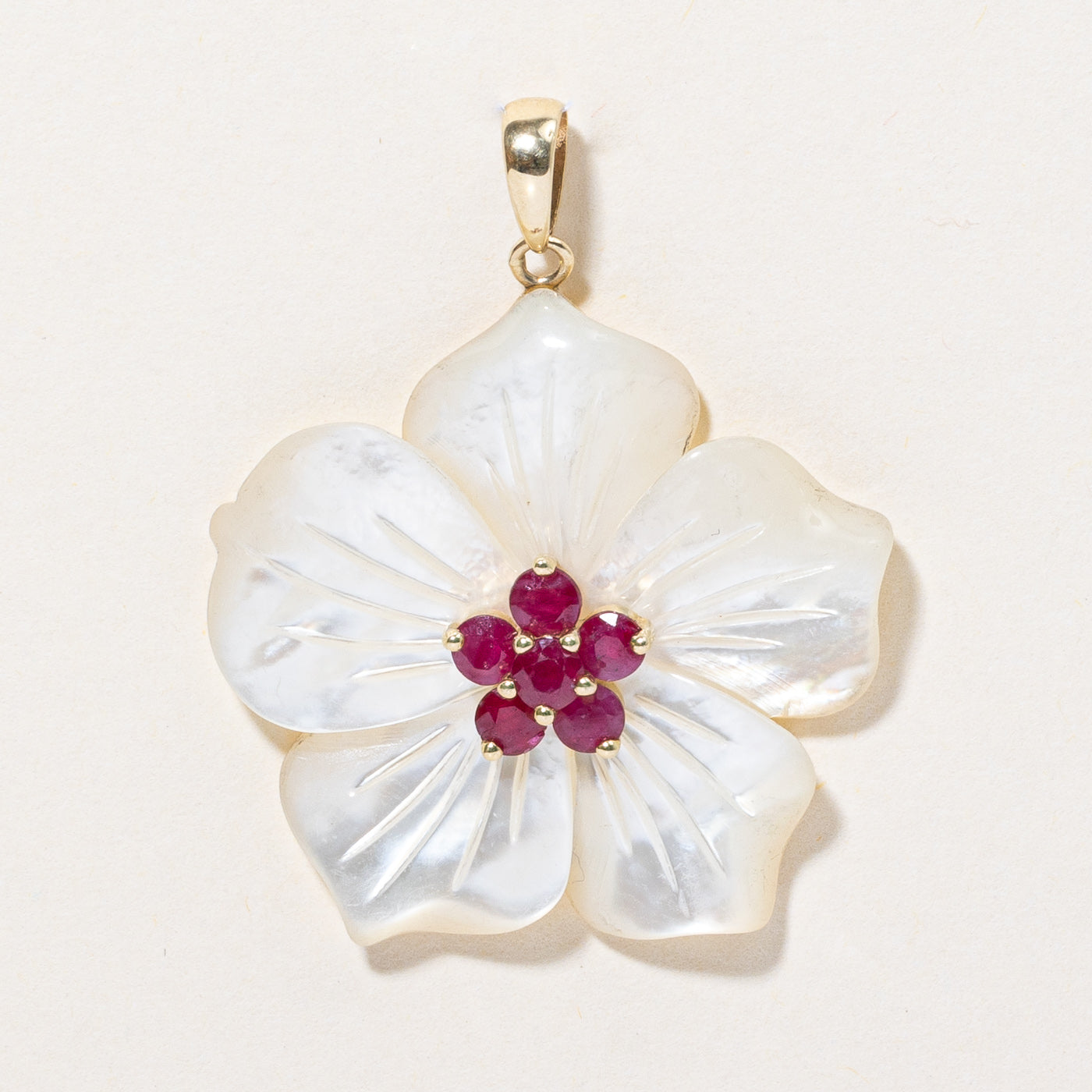 Pendentif fleur en rubis et nacre | 0,70 ct au total, 13,00 ct | 