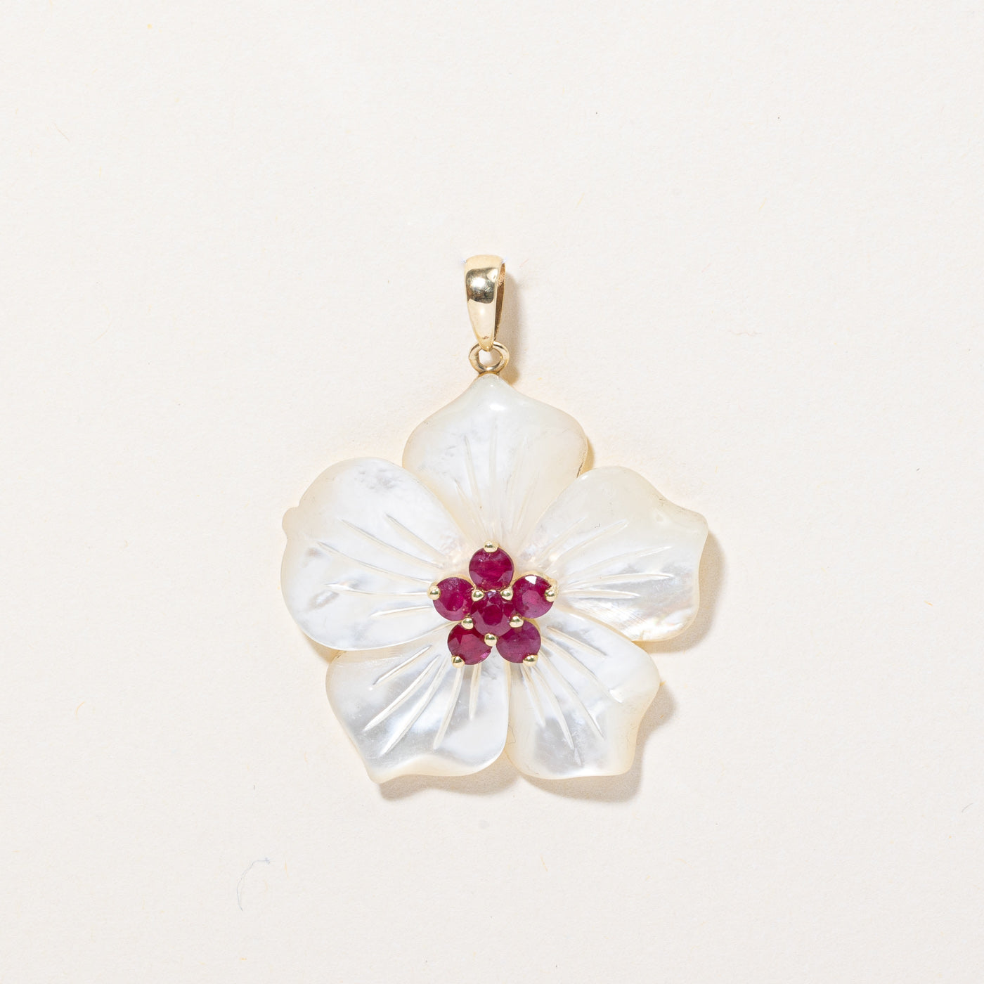 Pendentif fleur en rubis et nacre | 0,70 ct au total, 13,00 ct | 