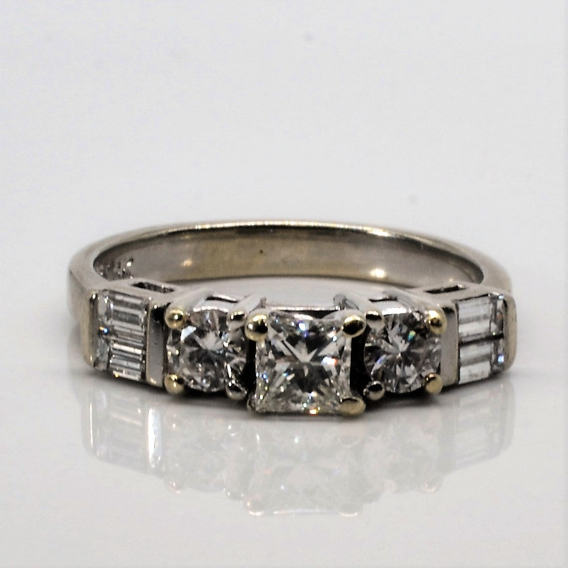 Bague trois pierres avec diamants d'accentuation | 0,74 ct | Taille 6,5 | 