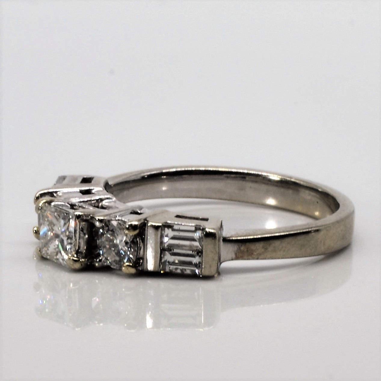 Bague trois pierres avec diamants d'accentuation | 0,74 ct | Taille 6,5 | 