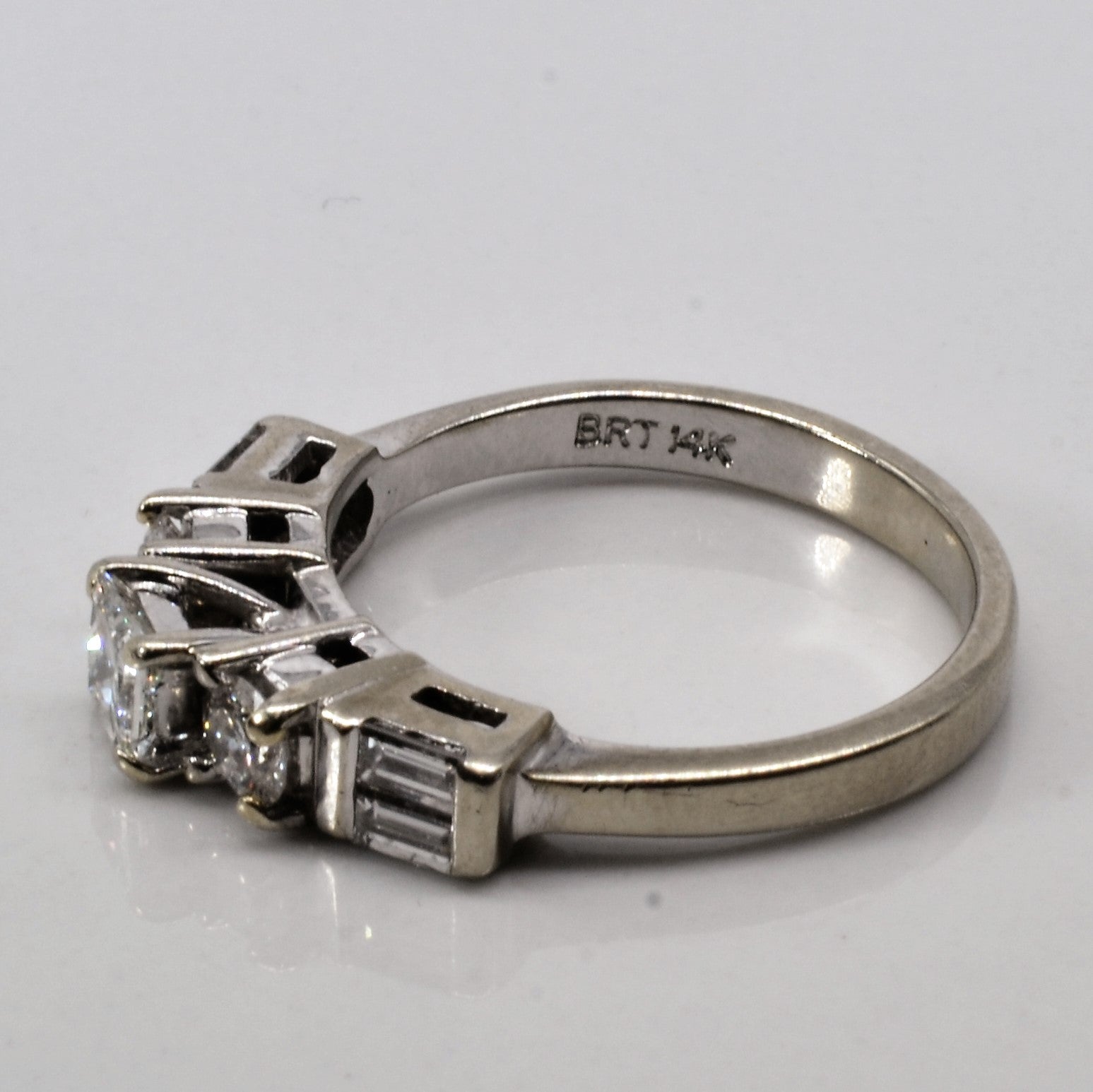 Bague trois pierres avec diamants d'accentuation | 0,74 ct | Taille 6,5 | 