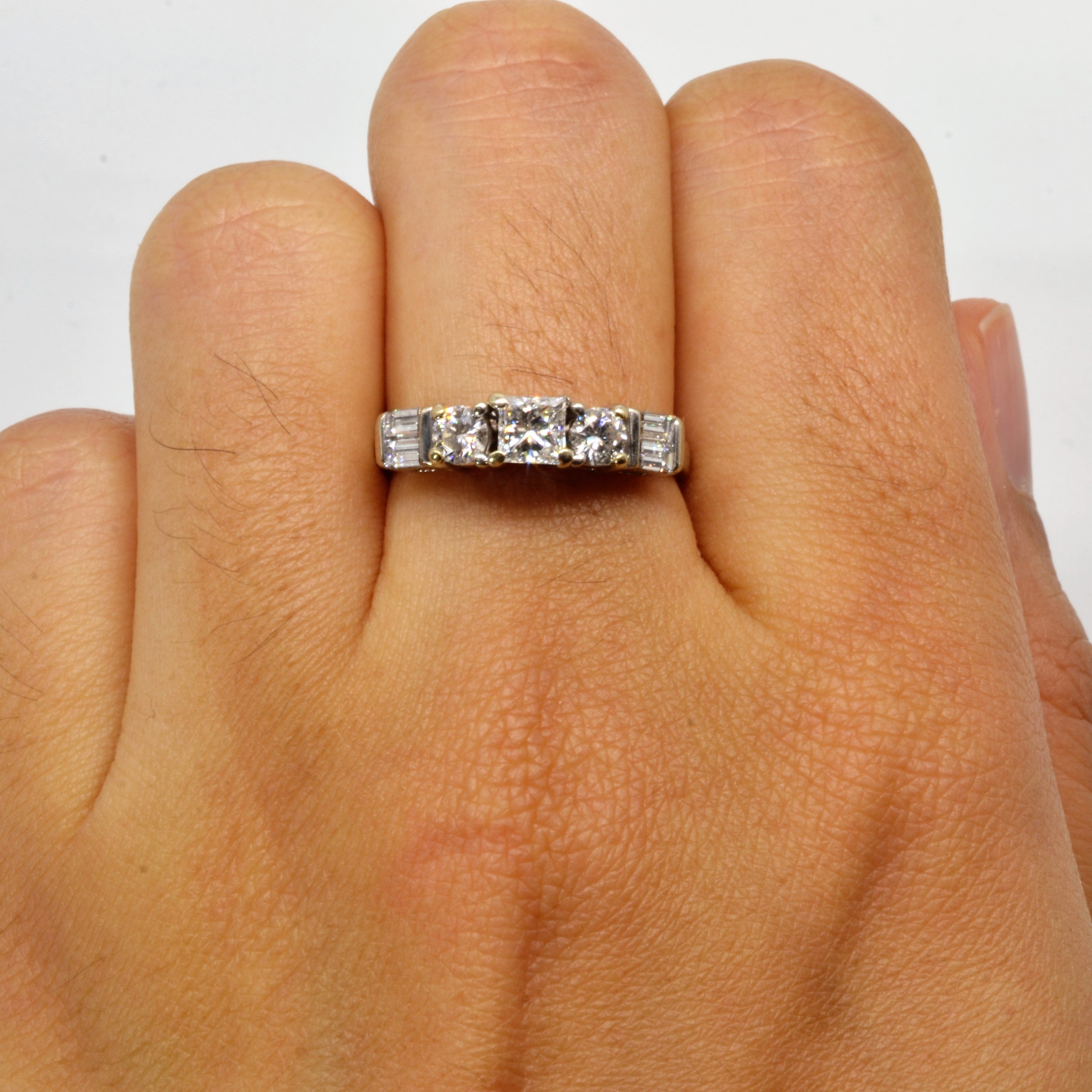 Bague trois pierres avec diamants d'accentuation | 0,74 ct | Taille 6,5 | 