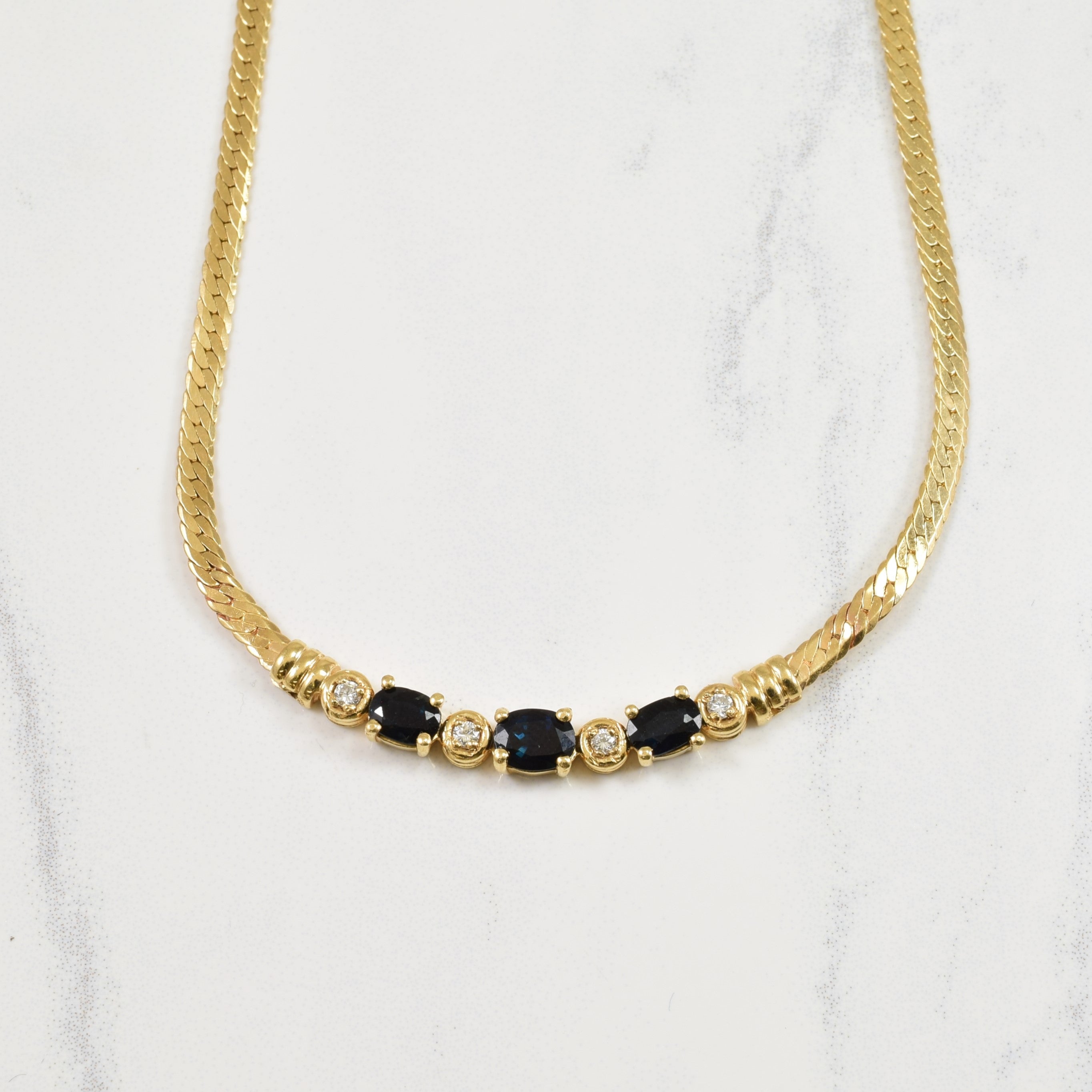 Collier à chevrons en diamants et saphirs bleus | 0,08 ct, 1,00 ct | 43 cm | 