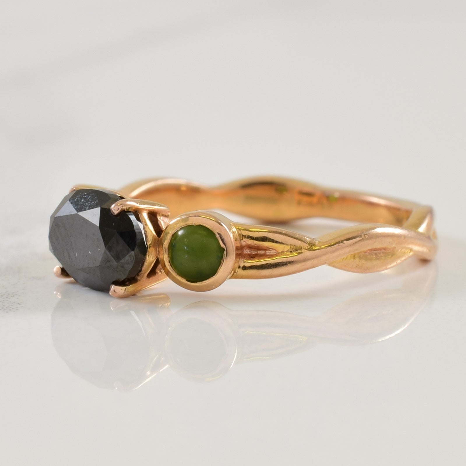 Bague sertie clos de diamants noirs et de néphrite | 0,75 ct, 0,14 ct au total | Taille 5 | 