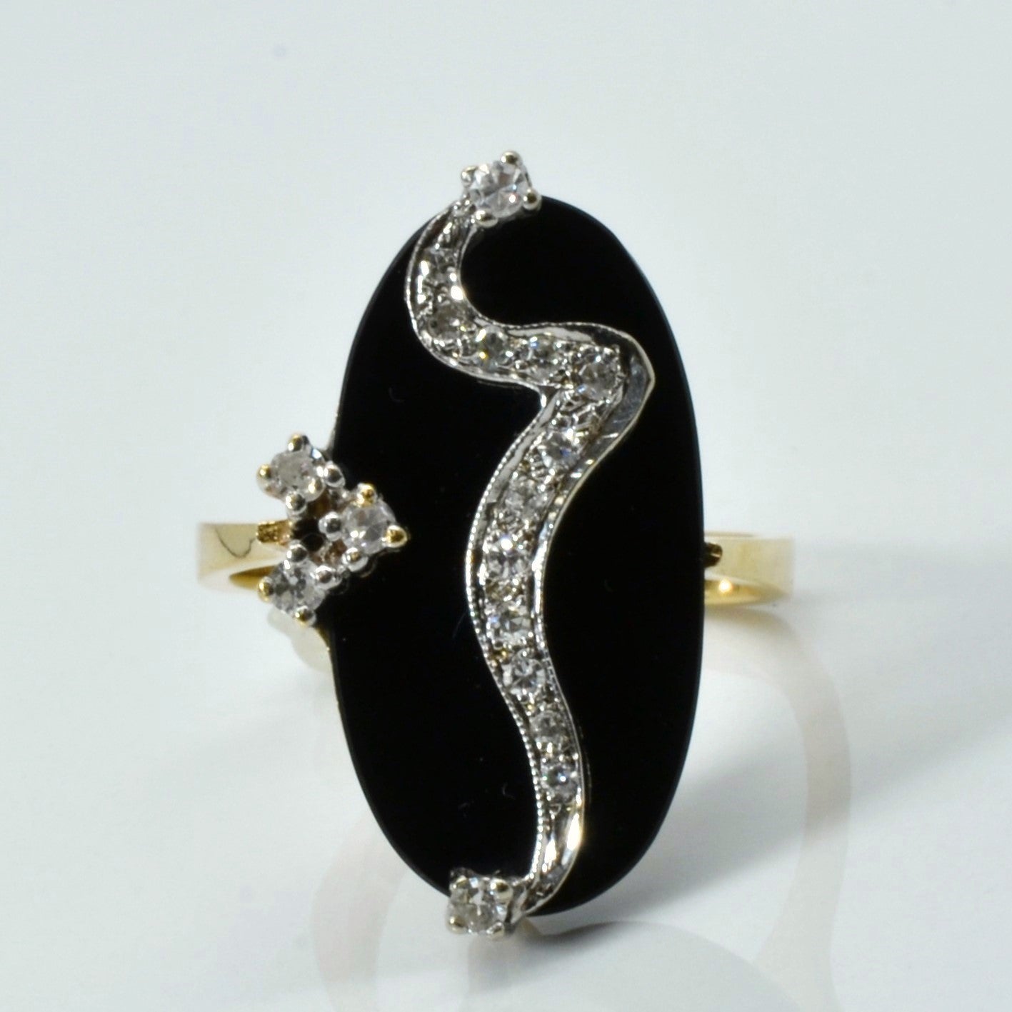 Bague cocktail en onyx et diamants | 7,75 ct | 0,24 ct au total | Taille 8,5 | 