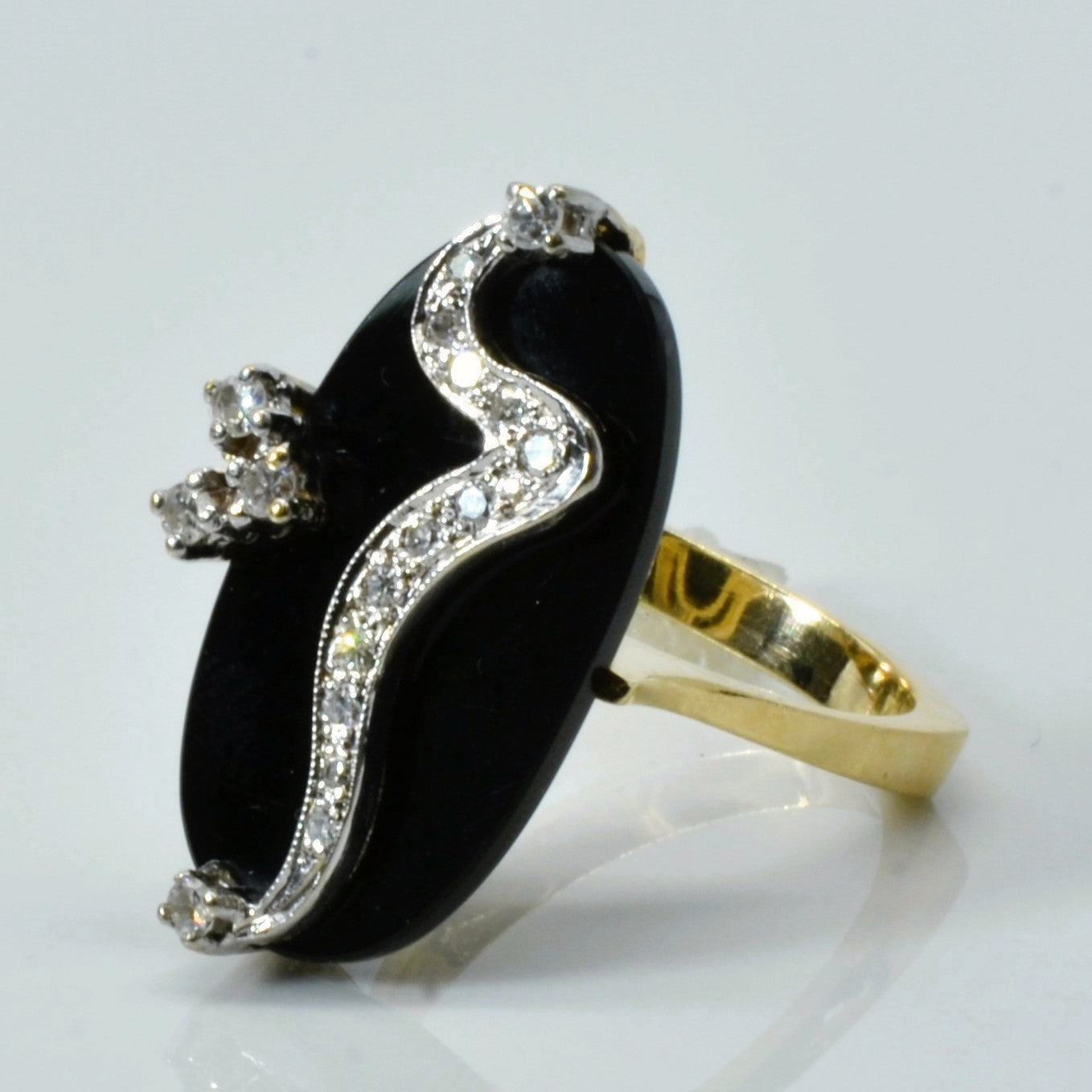 Bague cocktail en onyx et diamants | 7,75 ct | 0,24 ct au total | Taille 8,5 | 