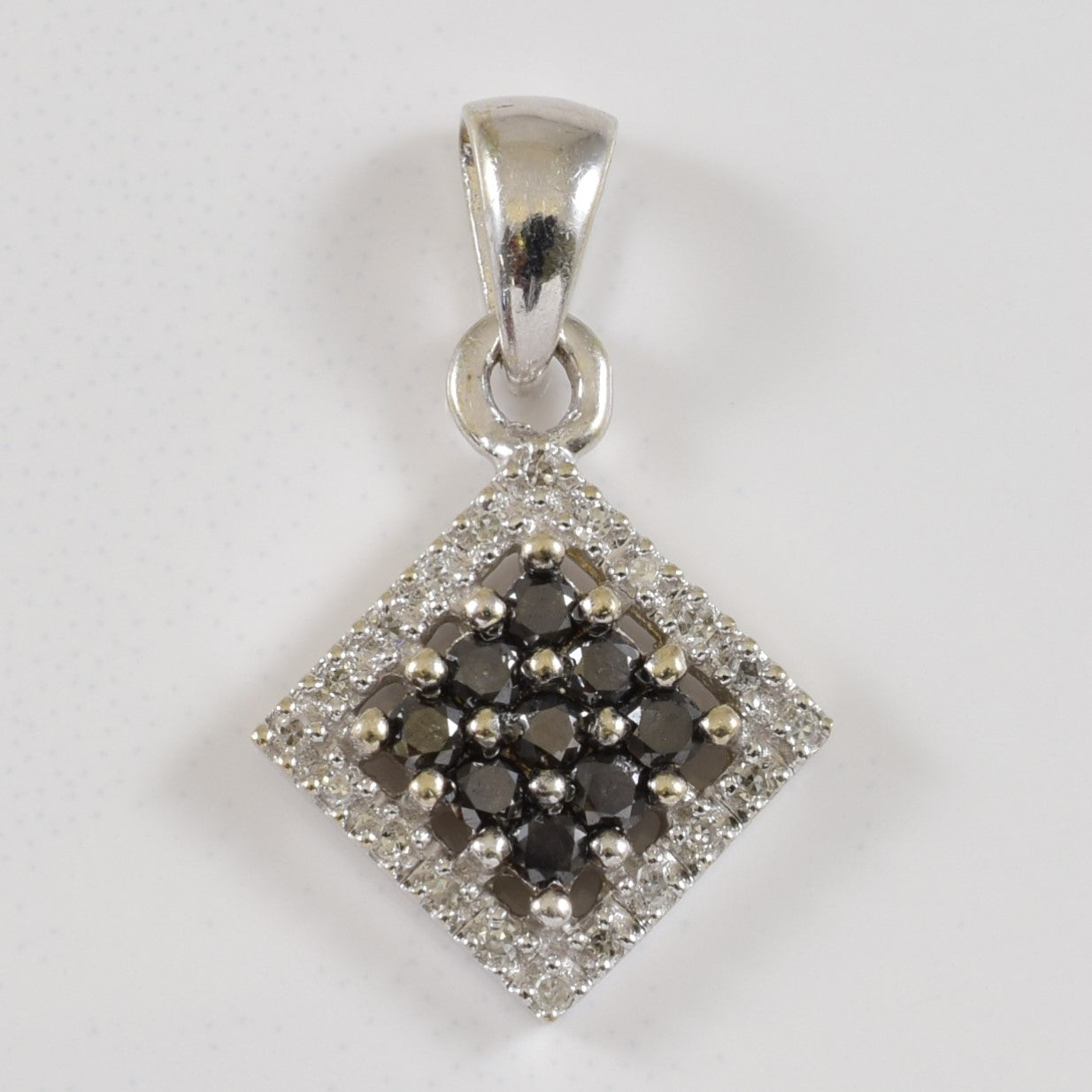 Pendentif serti de diamants et de saphirs | 0,07 ct, 0,18 ct | 