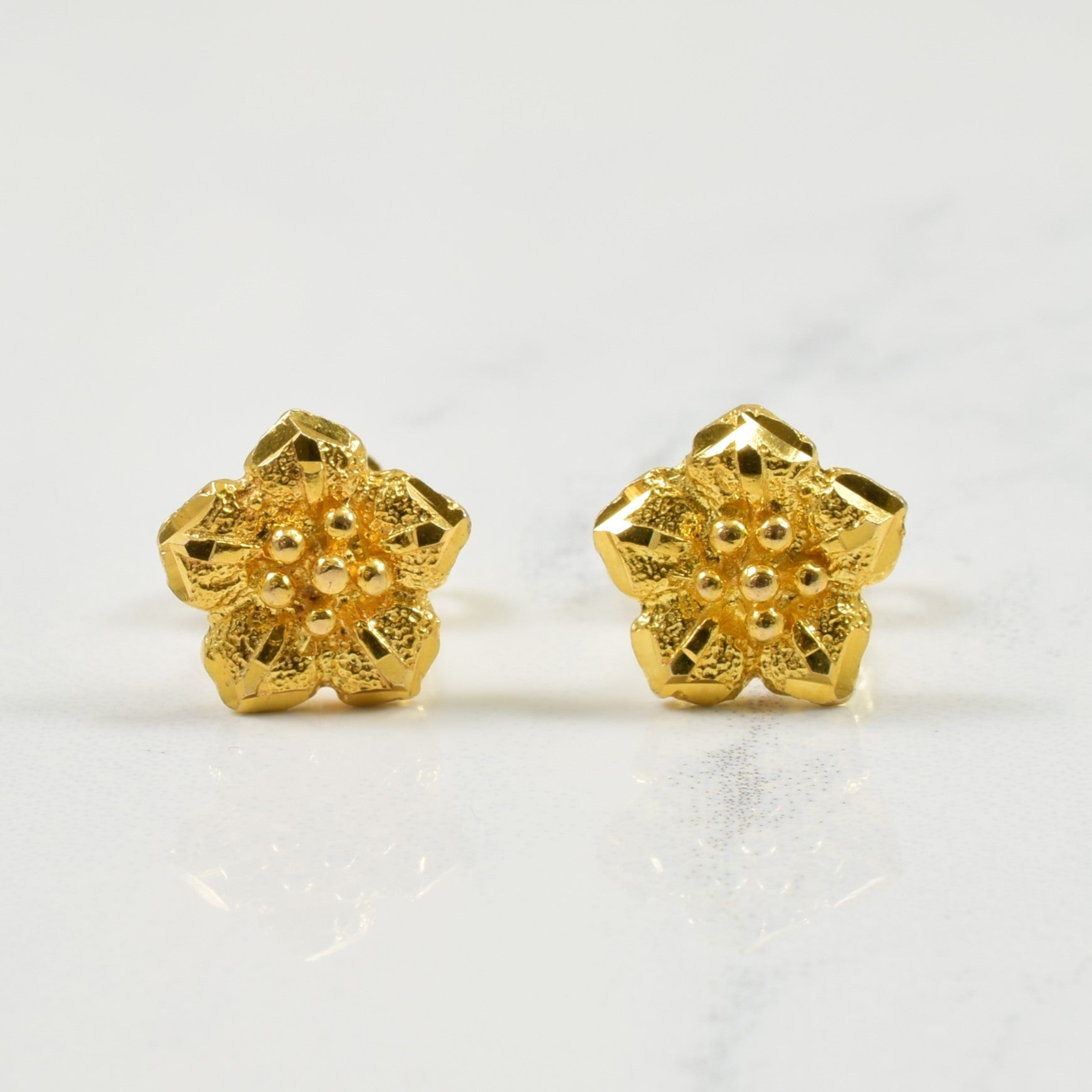 Boucles d'oreilles puces en or jaune 18 carats en forme de fleur 