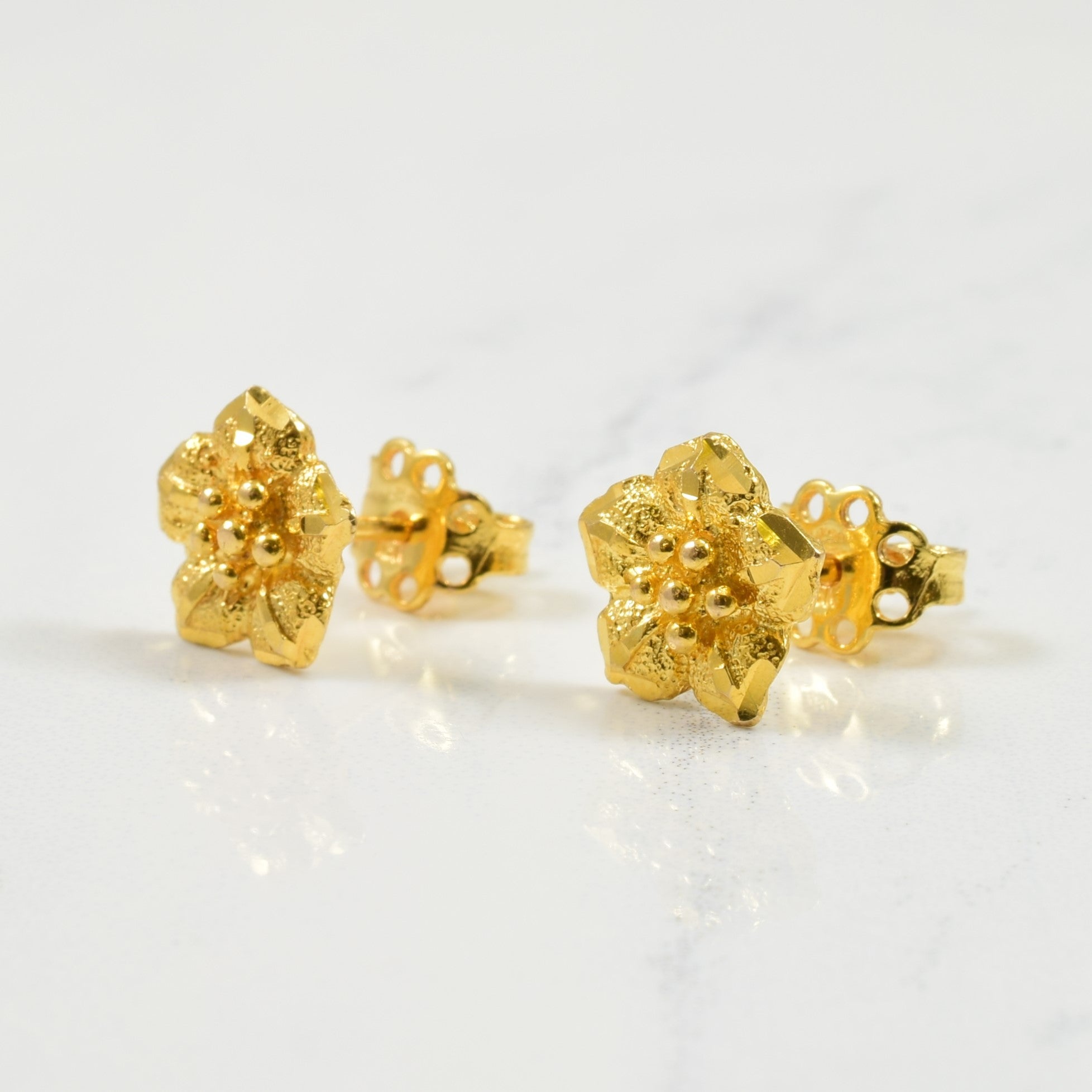 Boucles d'oreilles puces en or jaune 18 carats en forme de fleur 