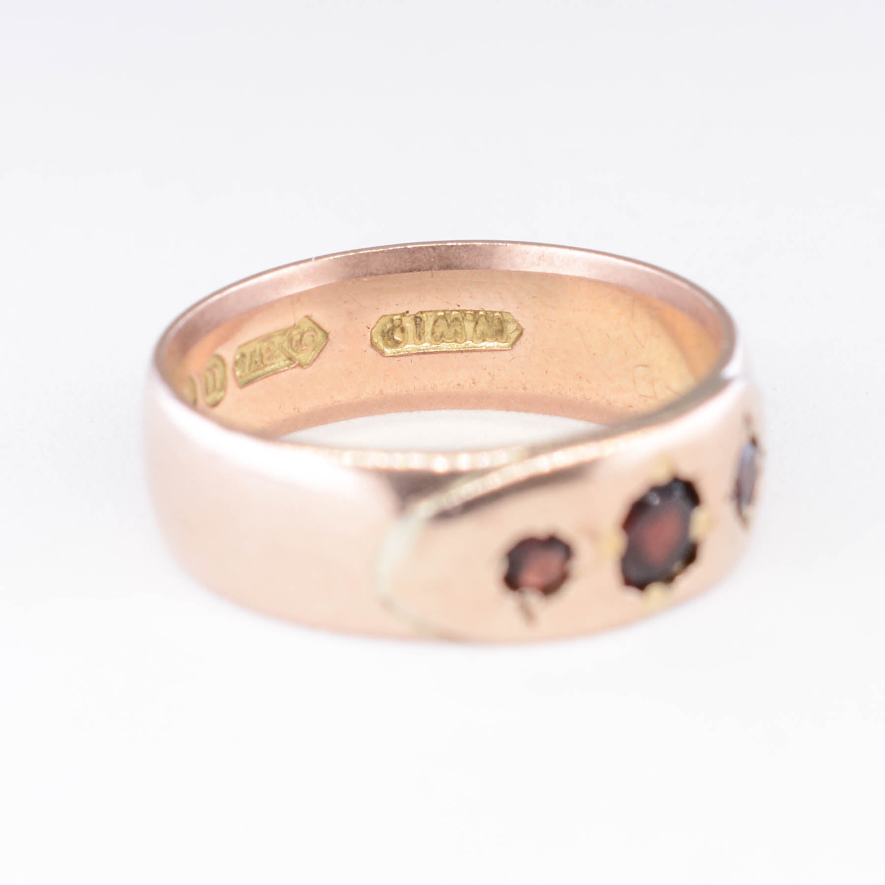 Bague en grenat serti clos, poinçonnée à Londres en 1915 | 0,30 ct | Taille 6,25 | 