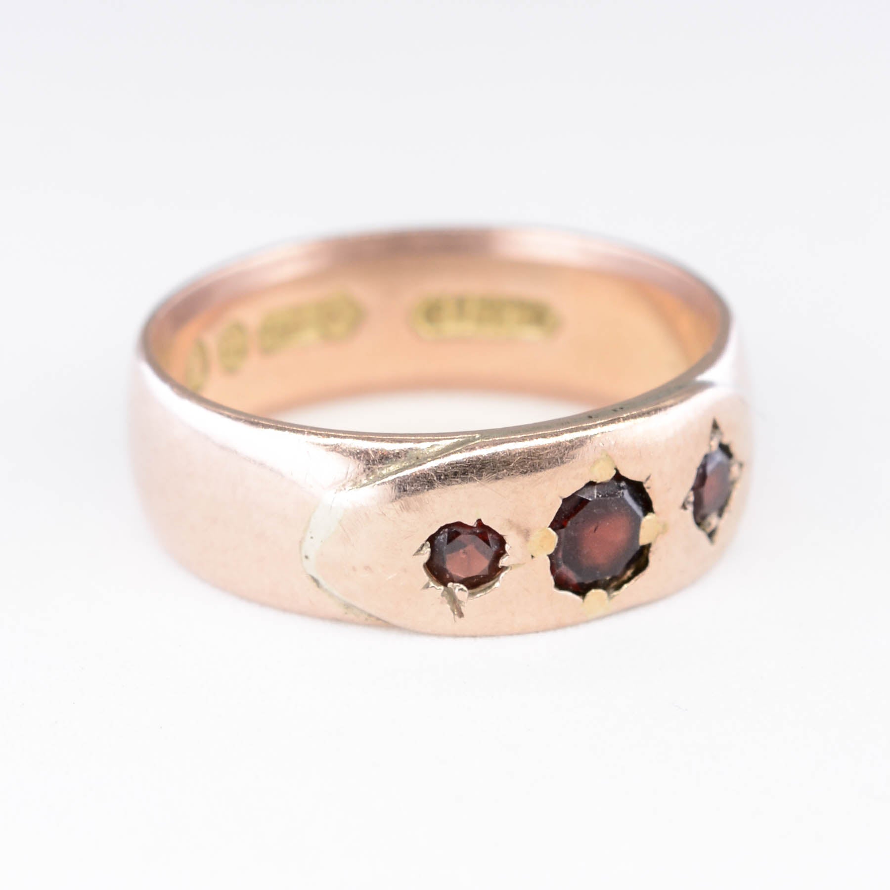 Bague en grenat serti clos, poinçonnée à Londres en 1915 | 0,30 ct | Taille 6,25 | 