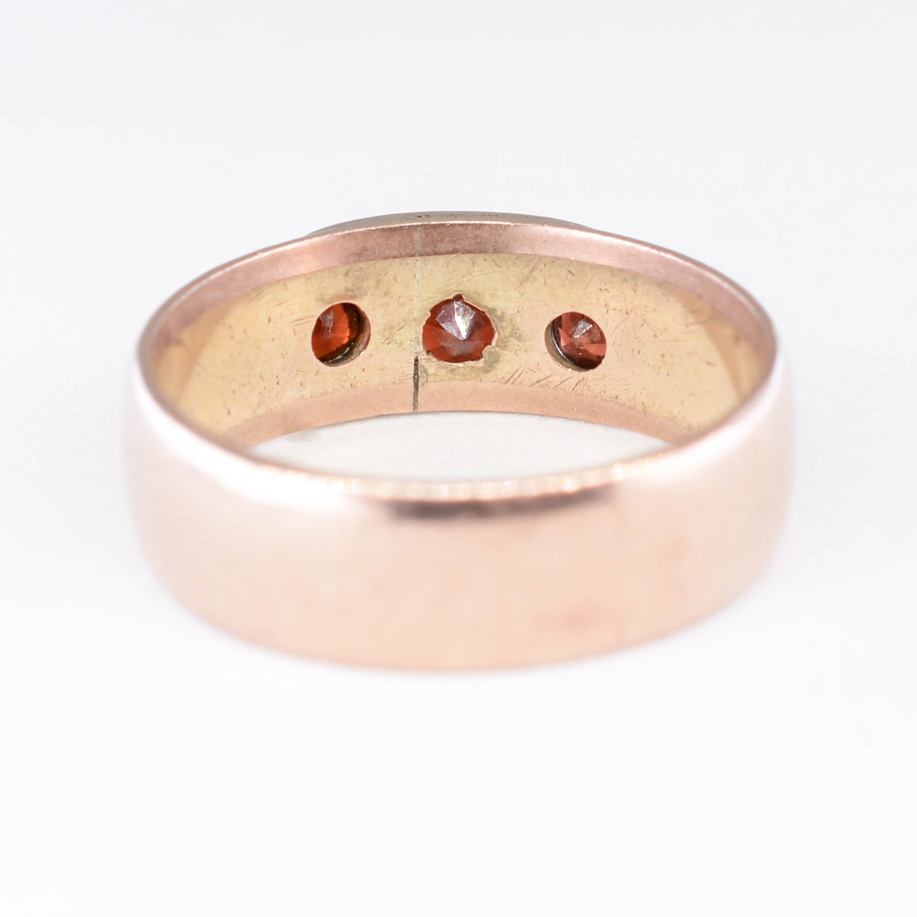 Bague en grenat serti clos, poinçonnée à Londres en 1915 | 0,30 ct | Taille 6,25 | 