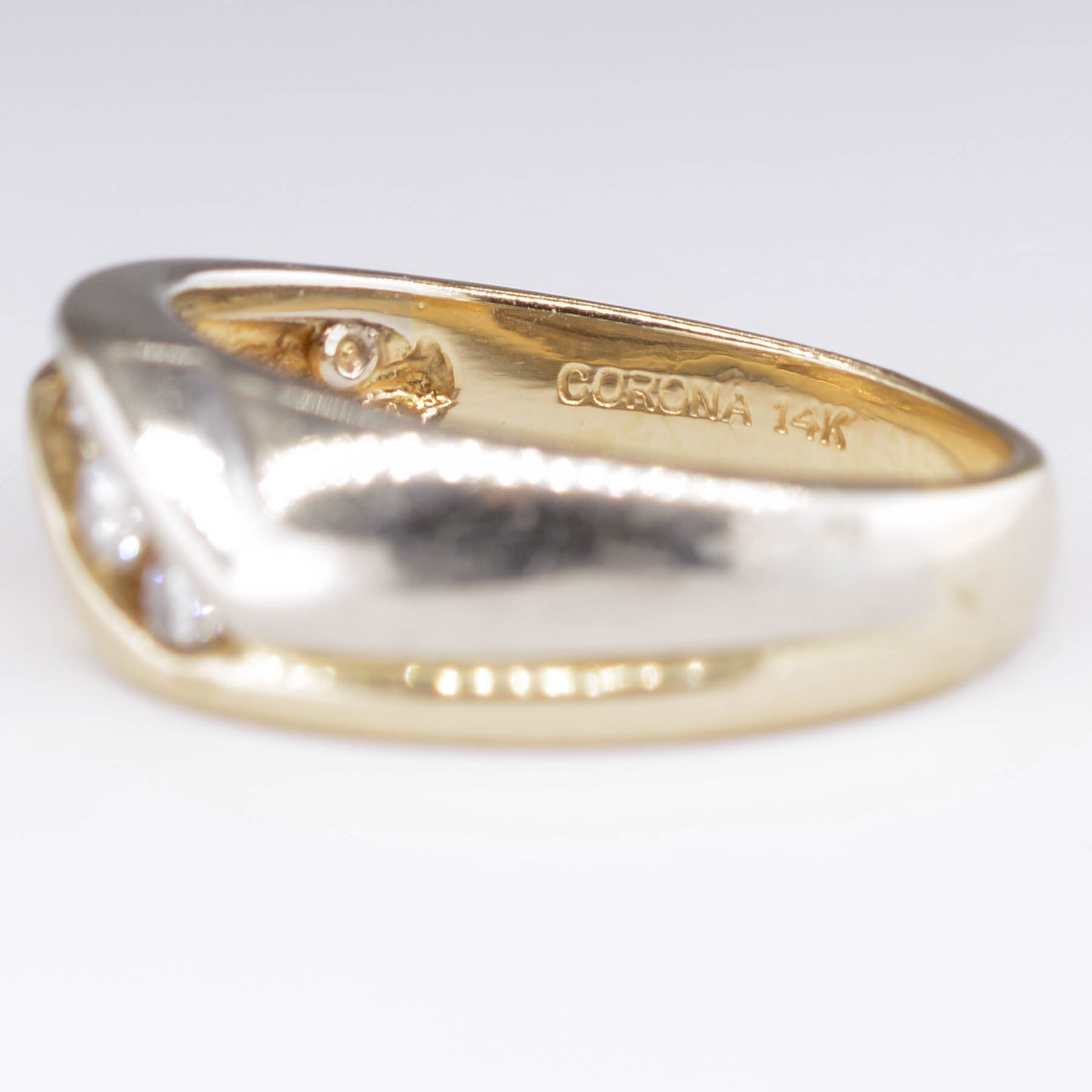 Two Toned Diamond Ring | 0.26ctw | SZ 9.5 |