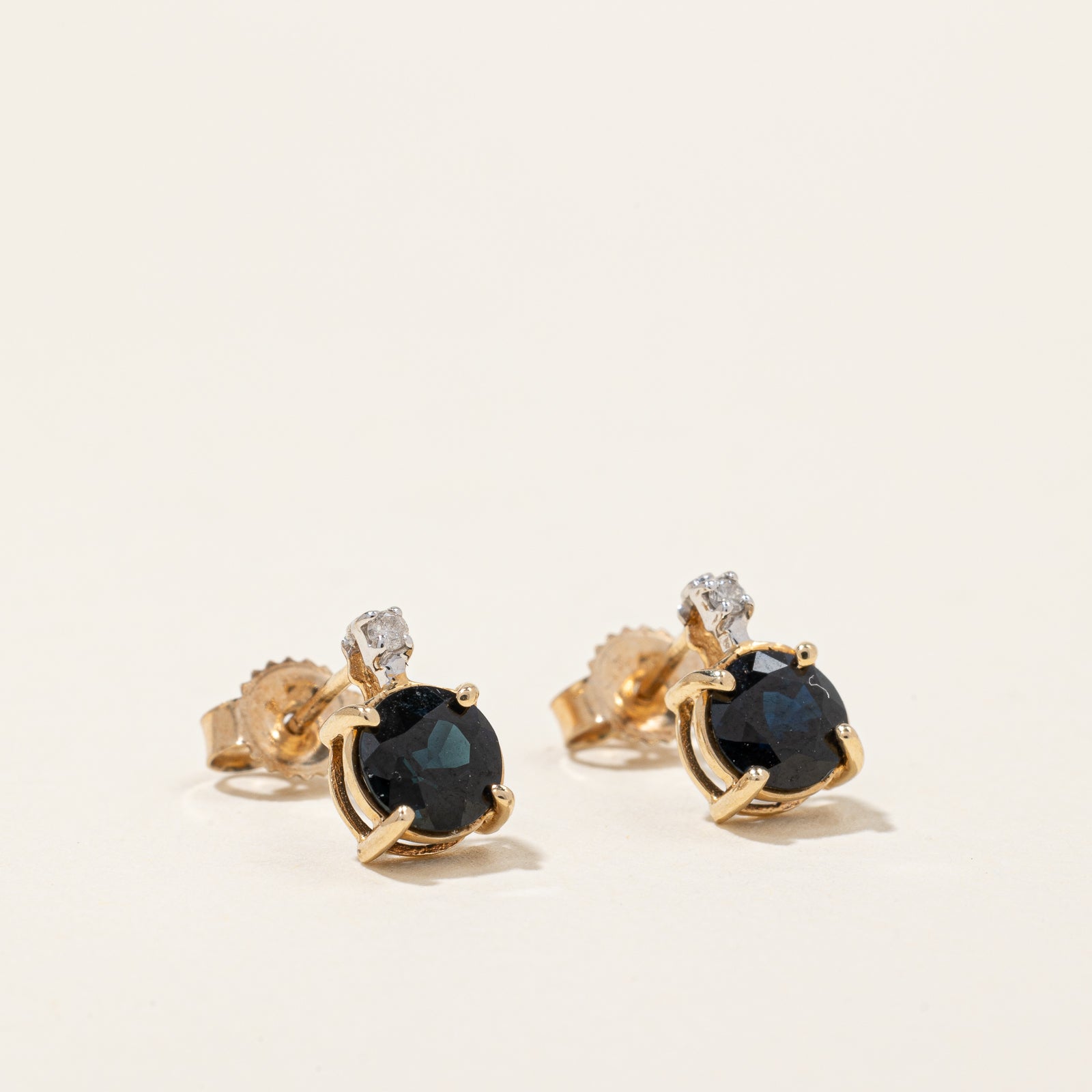Boucles d'oreilles en or jaune 10 carats, saphirs et diamants | 1,15 ct au total, 0,02 ct au total