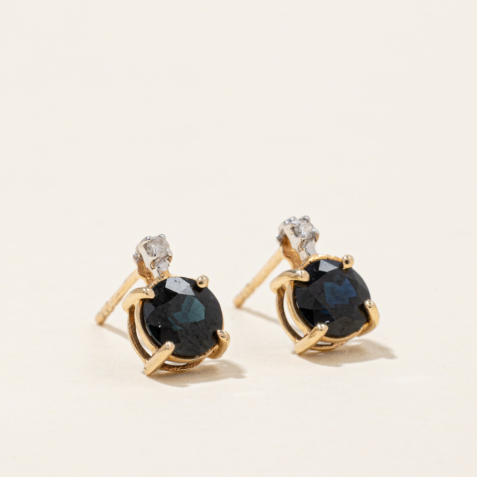 Boucles d'oreilles en or jaune 10 carats, saphirs et diamants | 1,15 ct au total, 0,02 ct au total