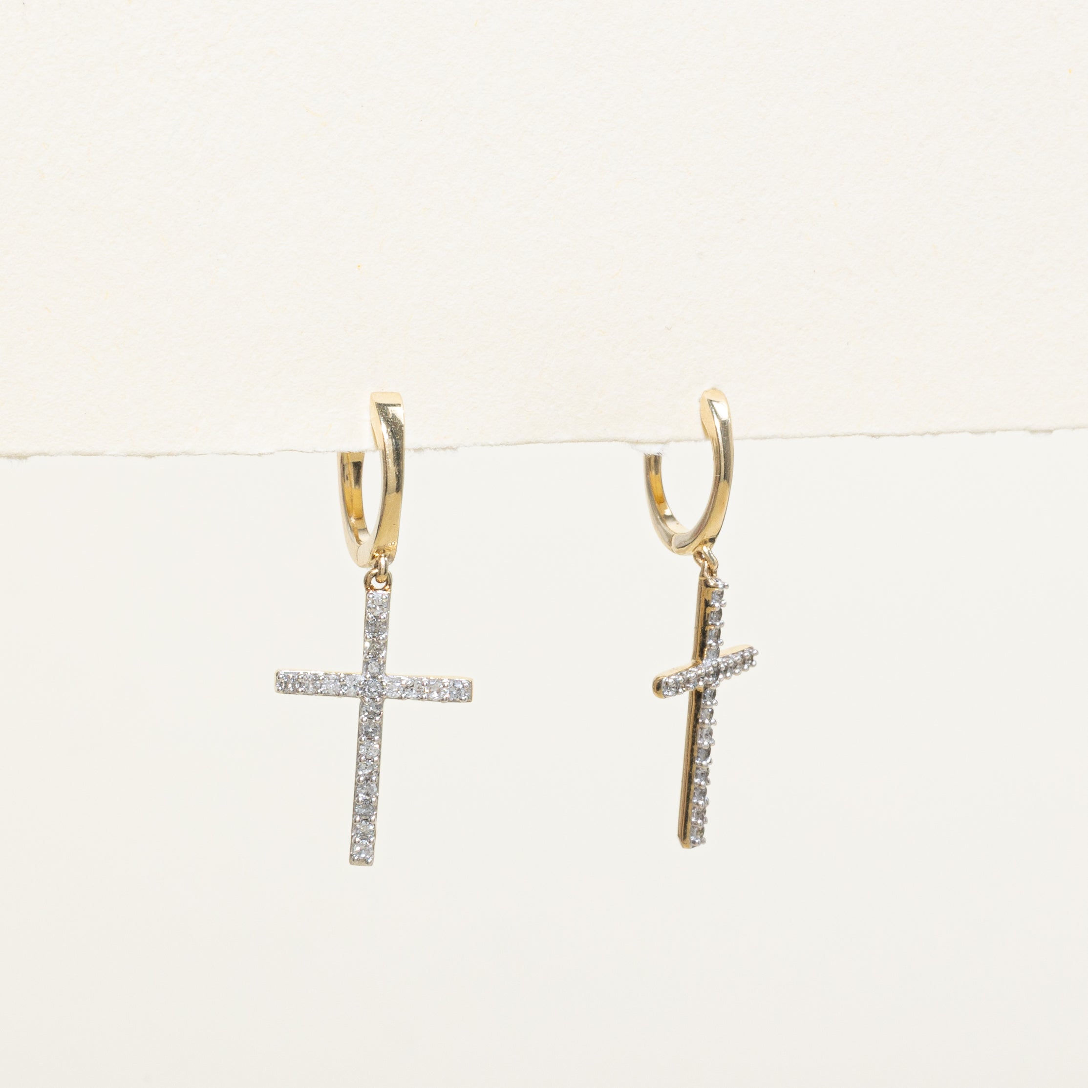 Boucles d'oreilles croix serties de diamants pavés