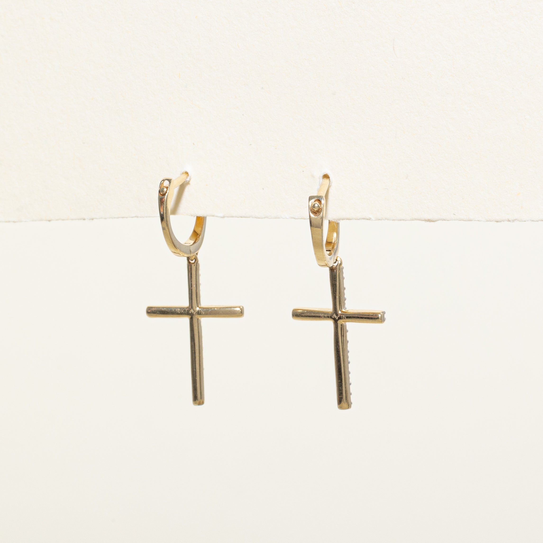 Boucles d'oreilles croix serties de diamants pavés