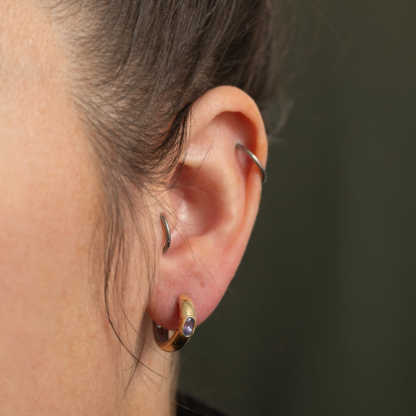 Boucles d'oreilles créoles bicolores en tanzanite sertie clos