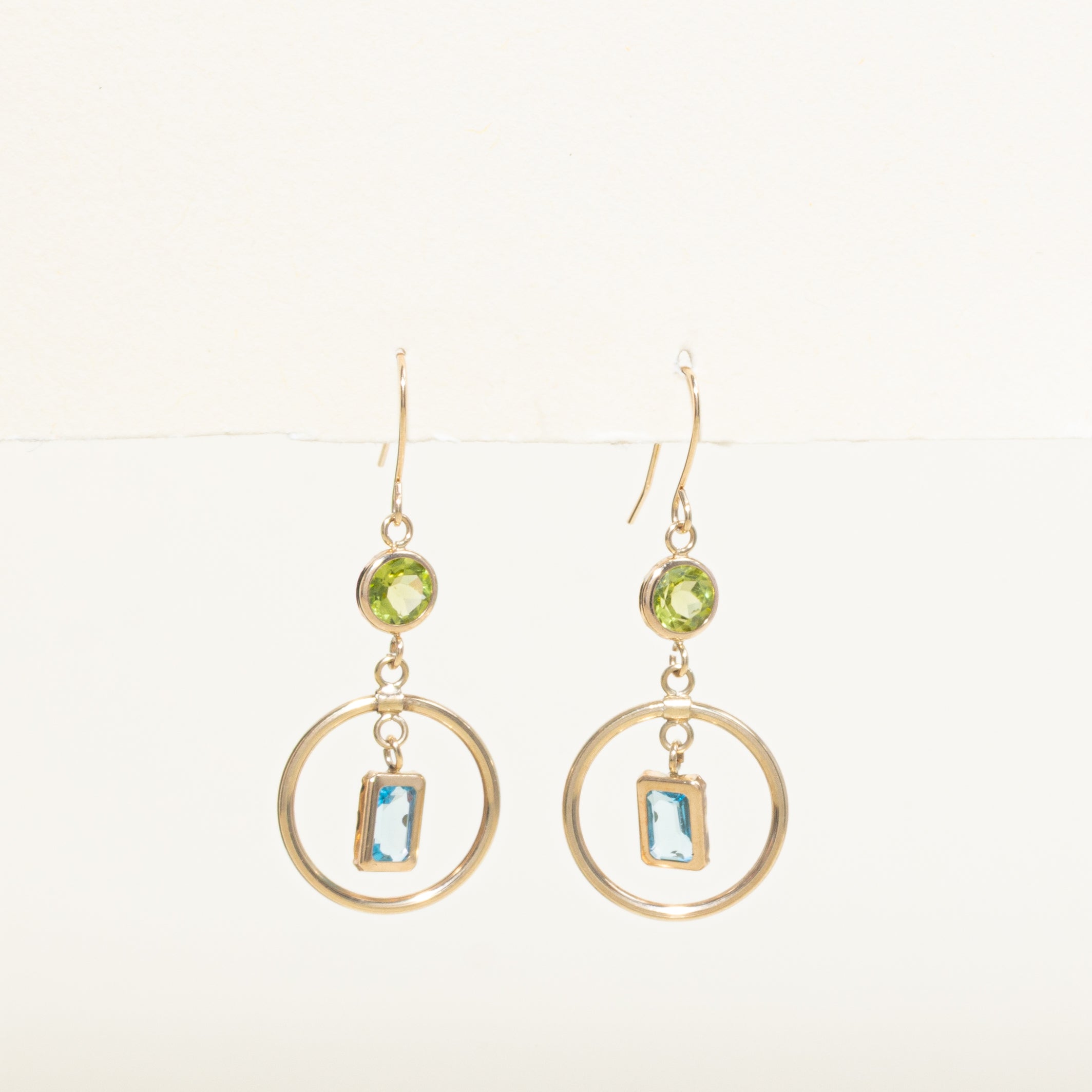 Boucles d'oreilles pendantes en péridot et topaze bleue