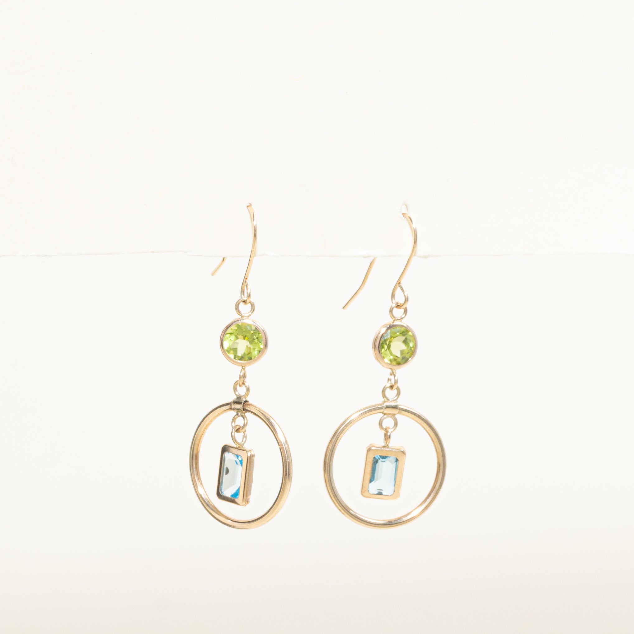 Boucles d'oreilles pendantes en péridot et topaze bleue