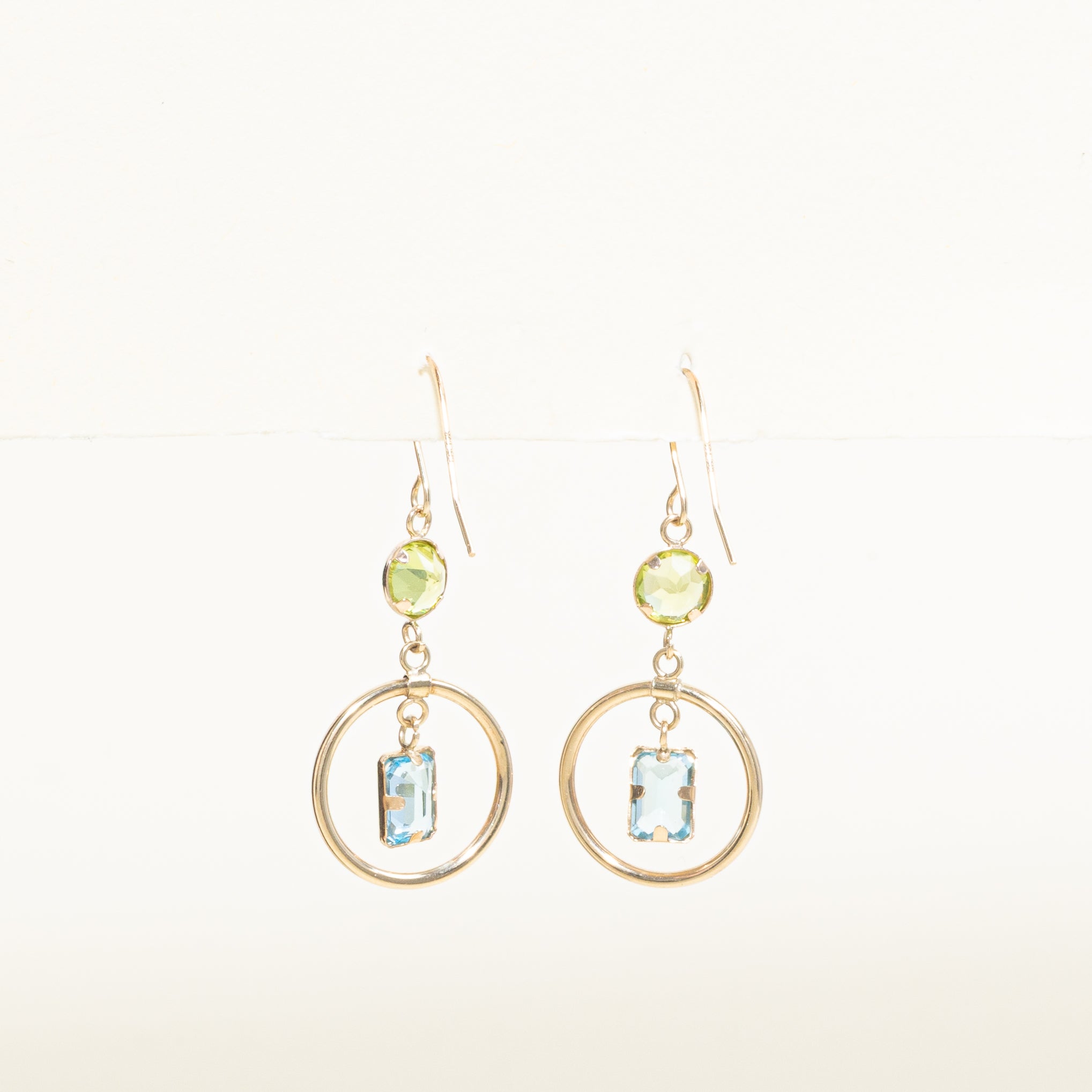 Boucles d'oreilles pendantes en péridot et topaze bleue