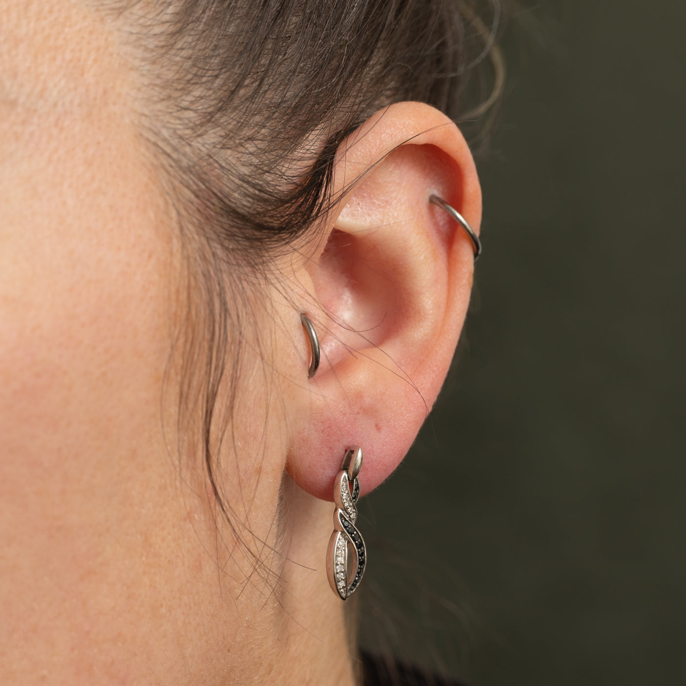 Boucles d'oreilles pendantes croisées serties de diamants noirs et blancs pavés
