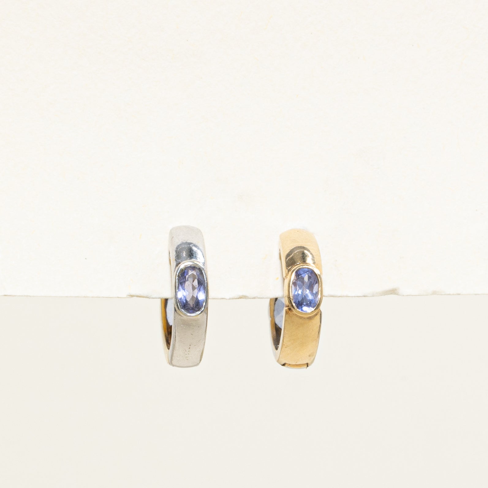 Boucles d'oreilles créoles bicolores en tanzanite sertie clos