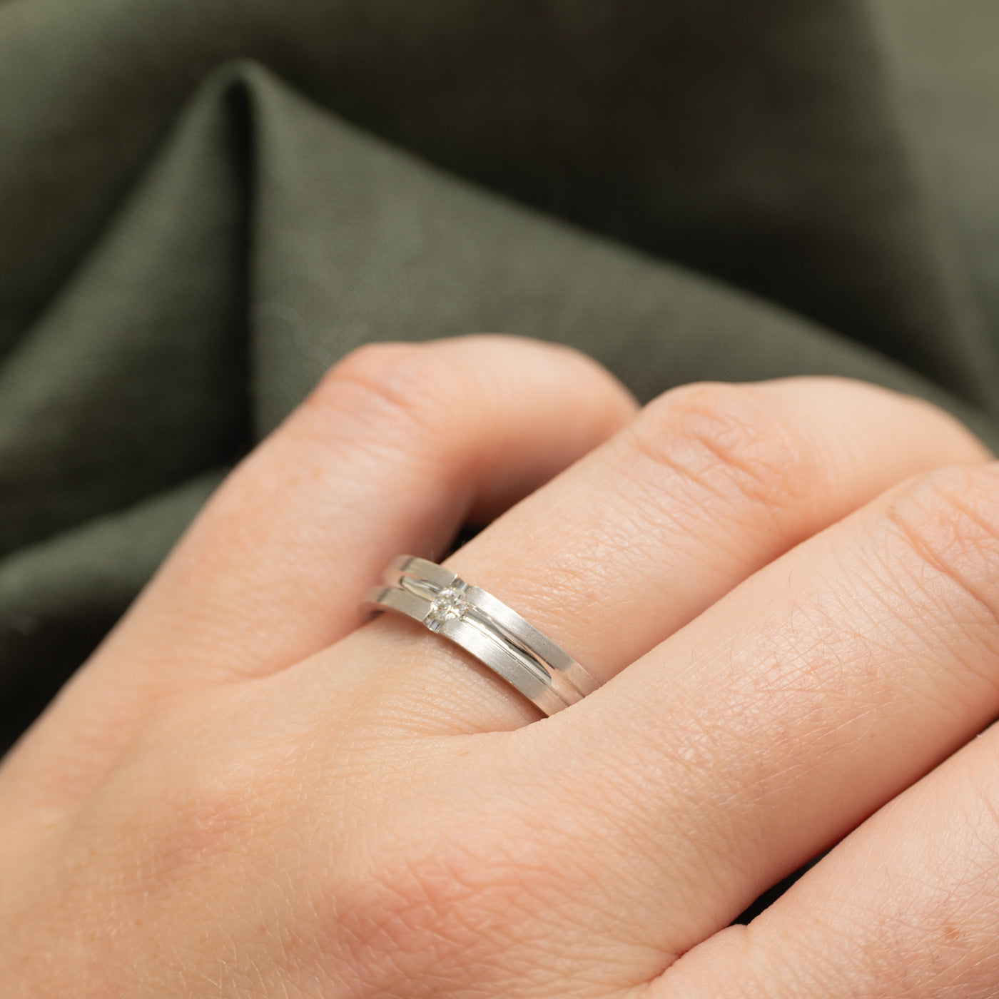 18k Single Stone Diamond Grooved Band | 4.35mm | SZ 8.25