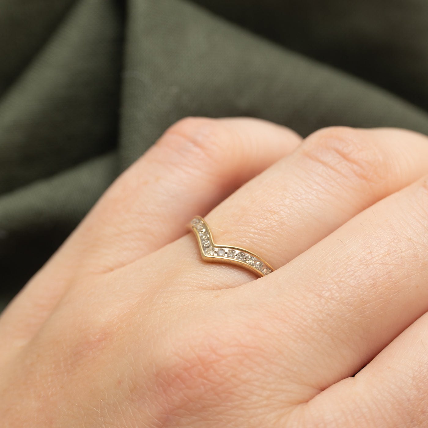 Bague à chevrons sertie de diamants en canal | Taille 5,75