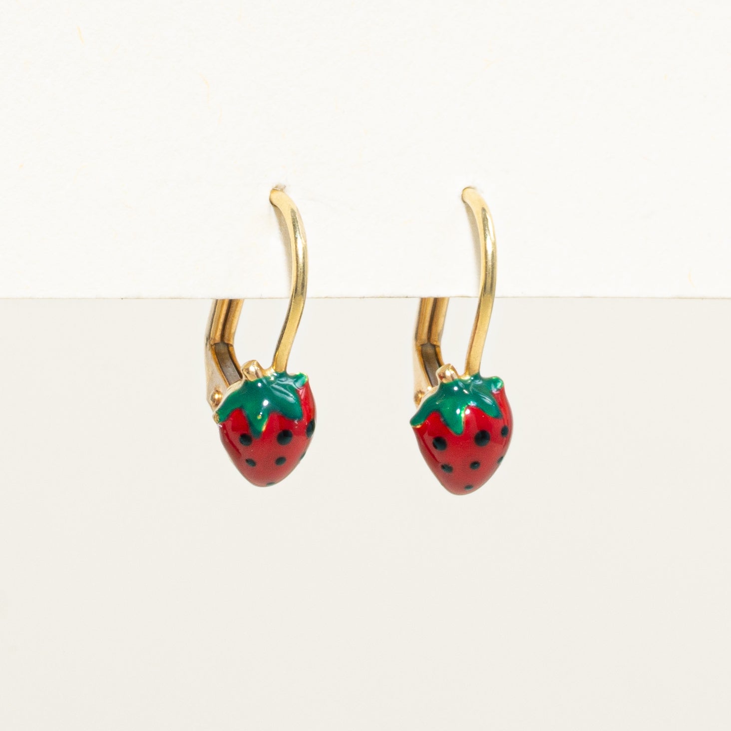 Boucles d'oreilles pendantes fraise en émail 18 carats